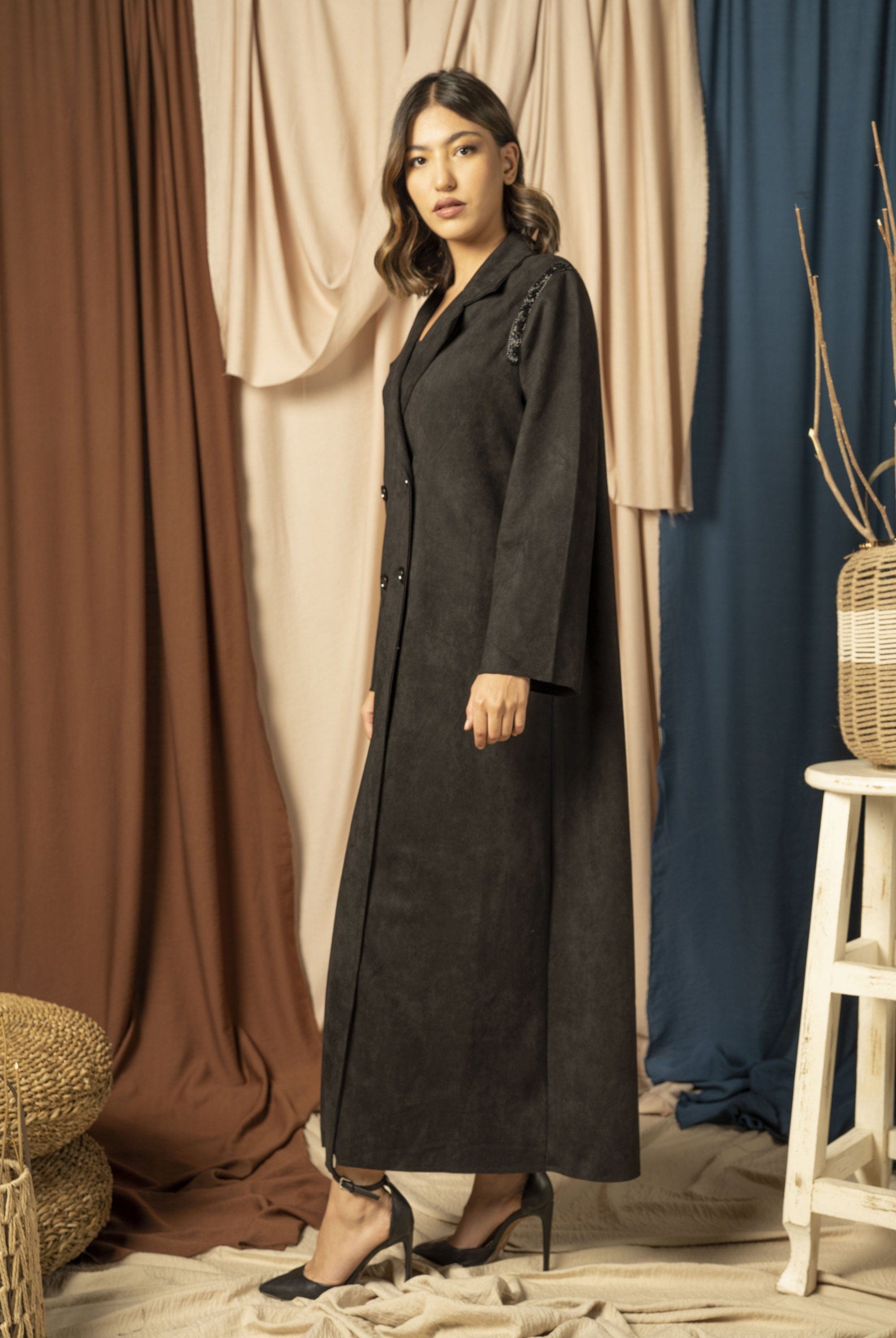 نتشي بالطو بأكمام طويلة يتطريز على الكتف