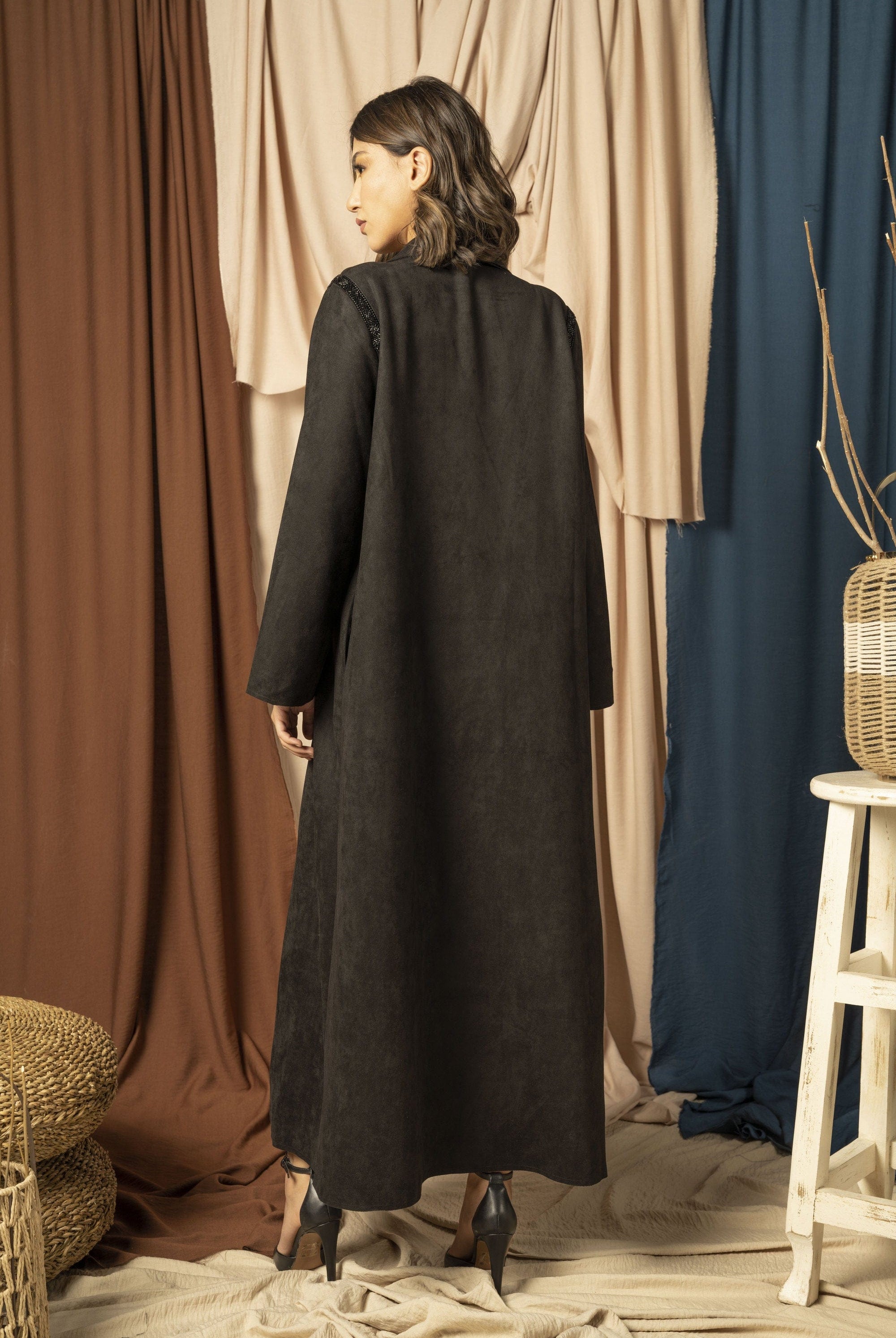 نتشي بالطو بأكمام طويلة يتطريز على الكتف