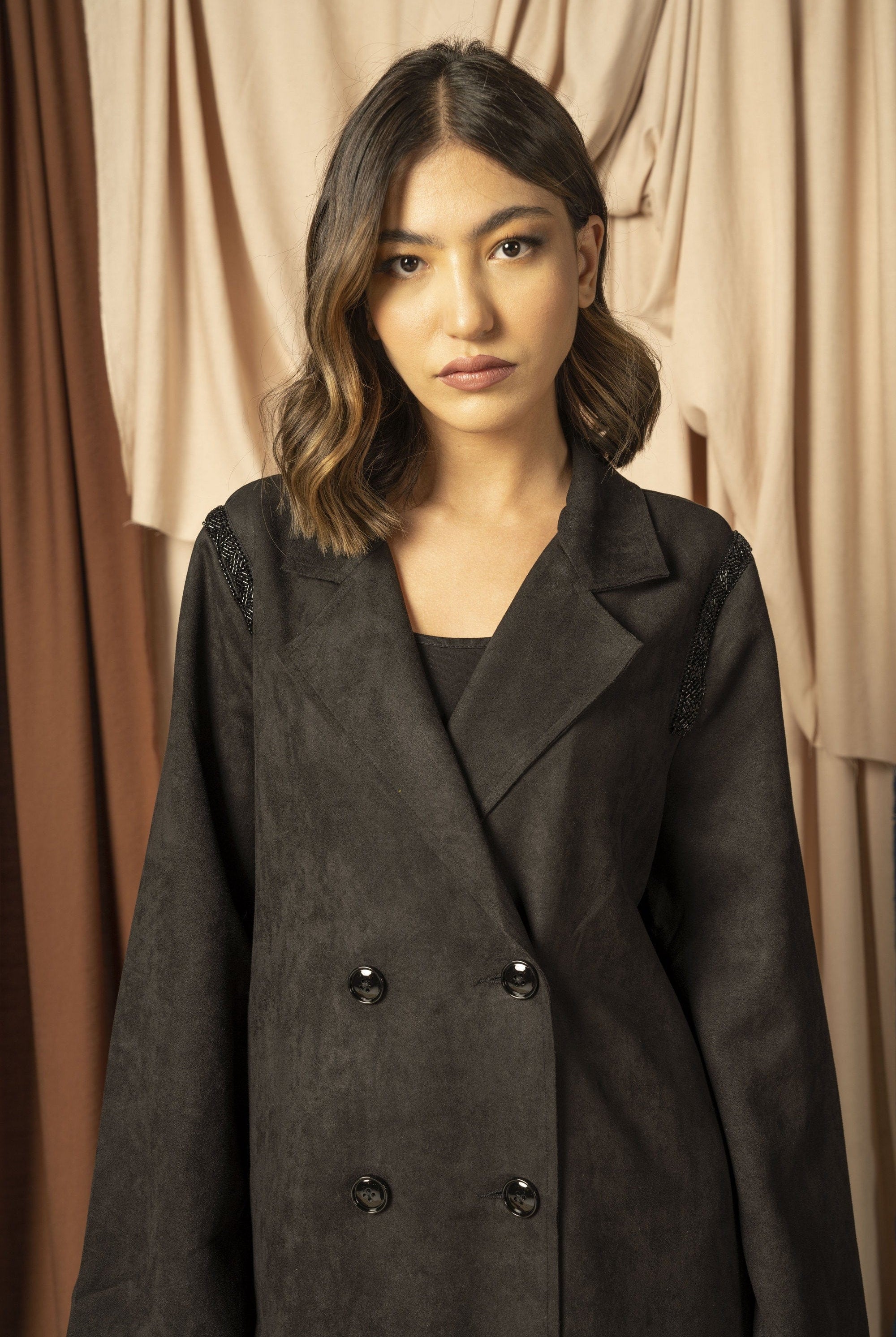 نتشي بالطو بأكمام طويلة يتطريز على الكتف