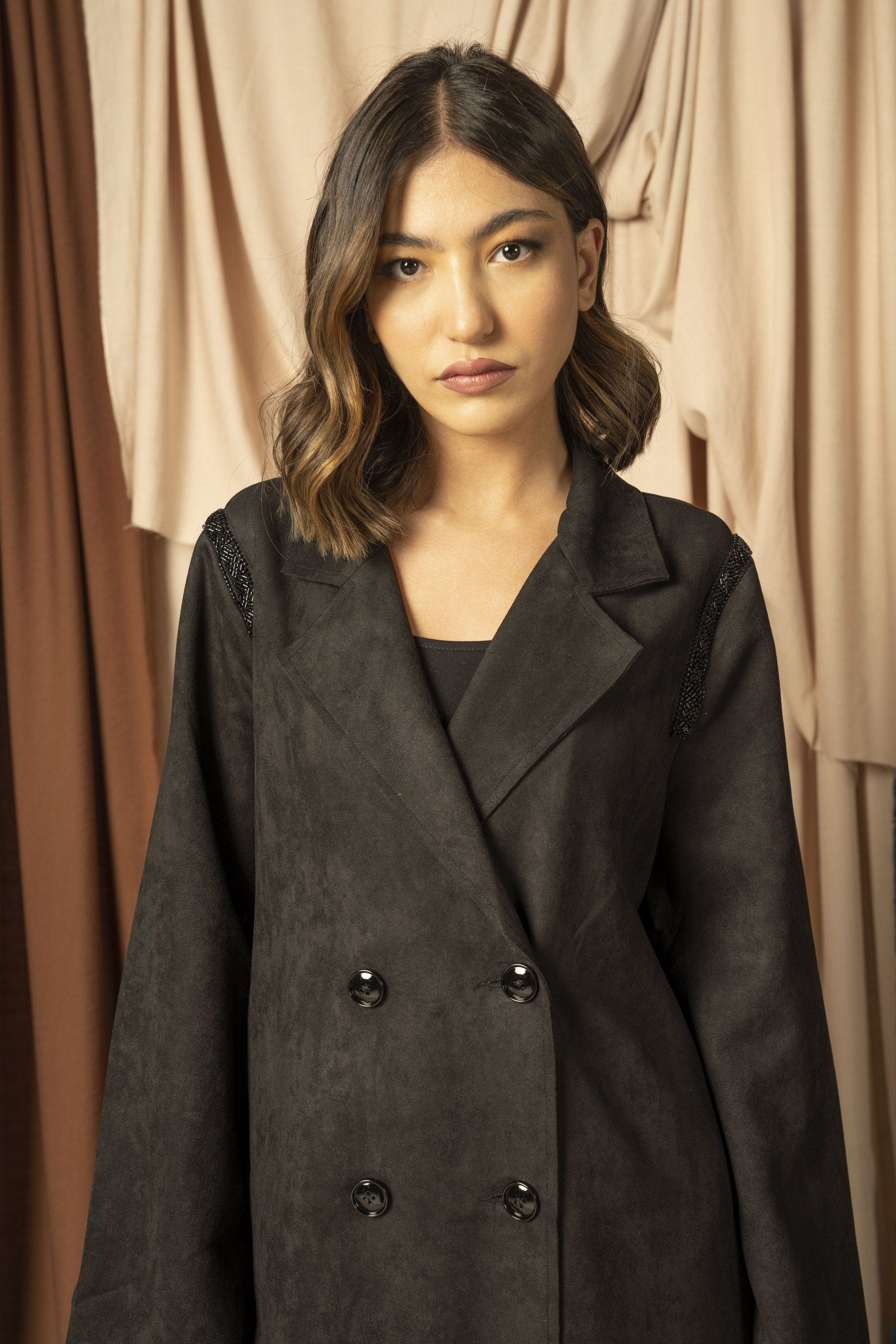 نتشي بالطو بأكمام طويلة يتطريز على الكتف