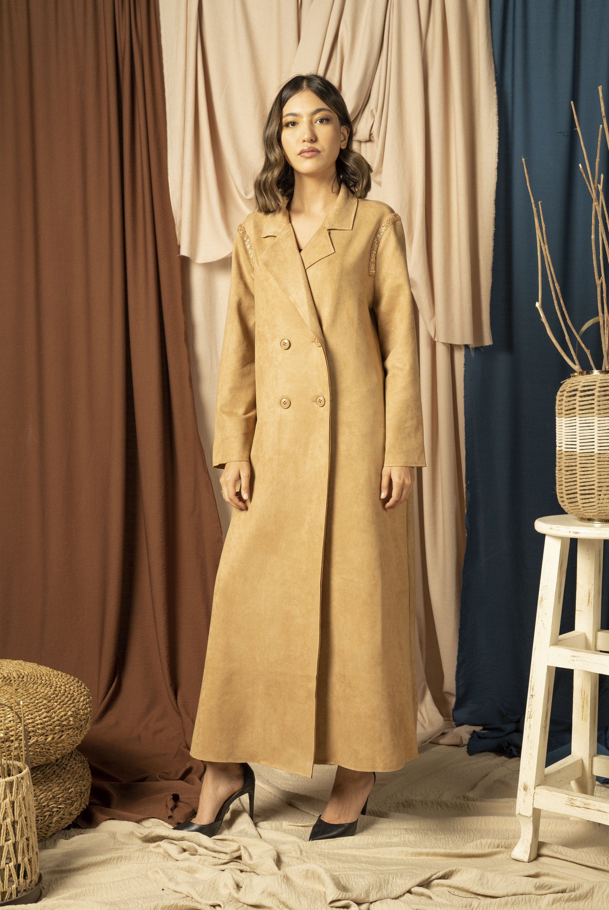 نتشي بالطو بأكمام طويلة يتطريز على الكتف