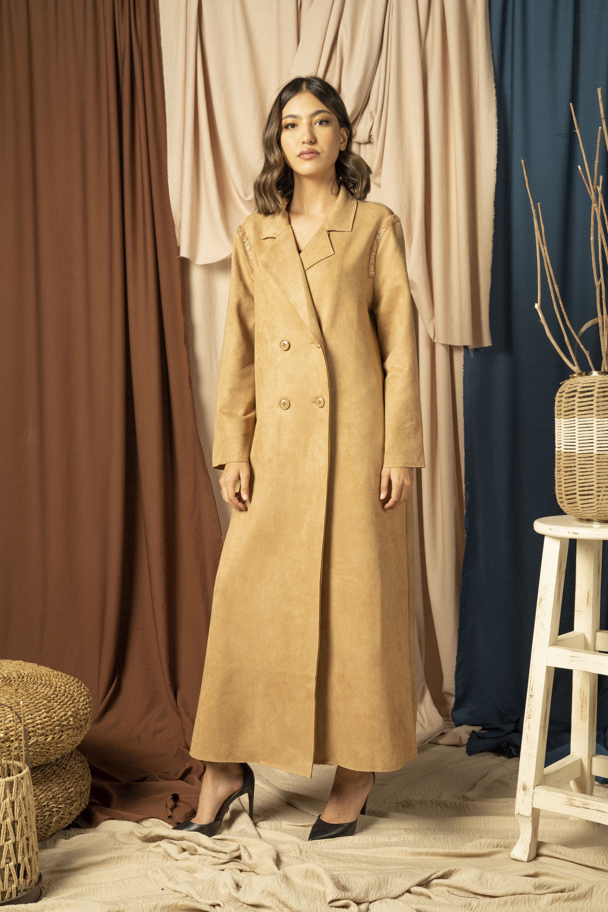 نتشي بالطو بأكمام طويلة يتطريز على الكتف