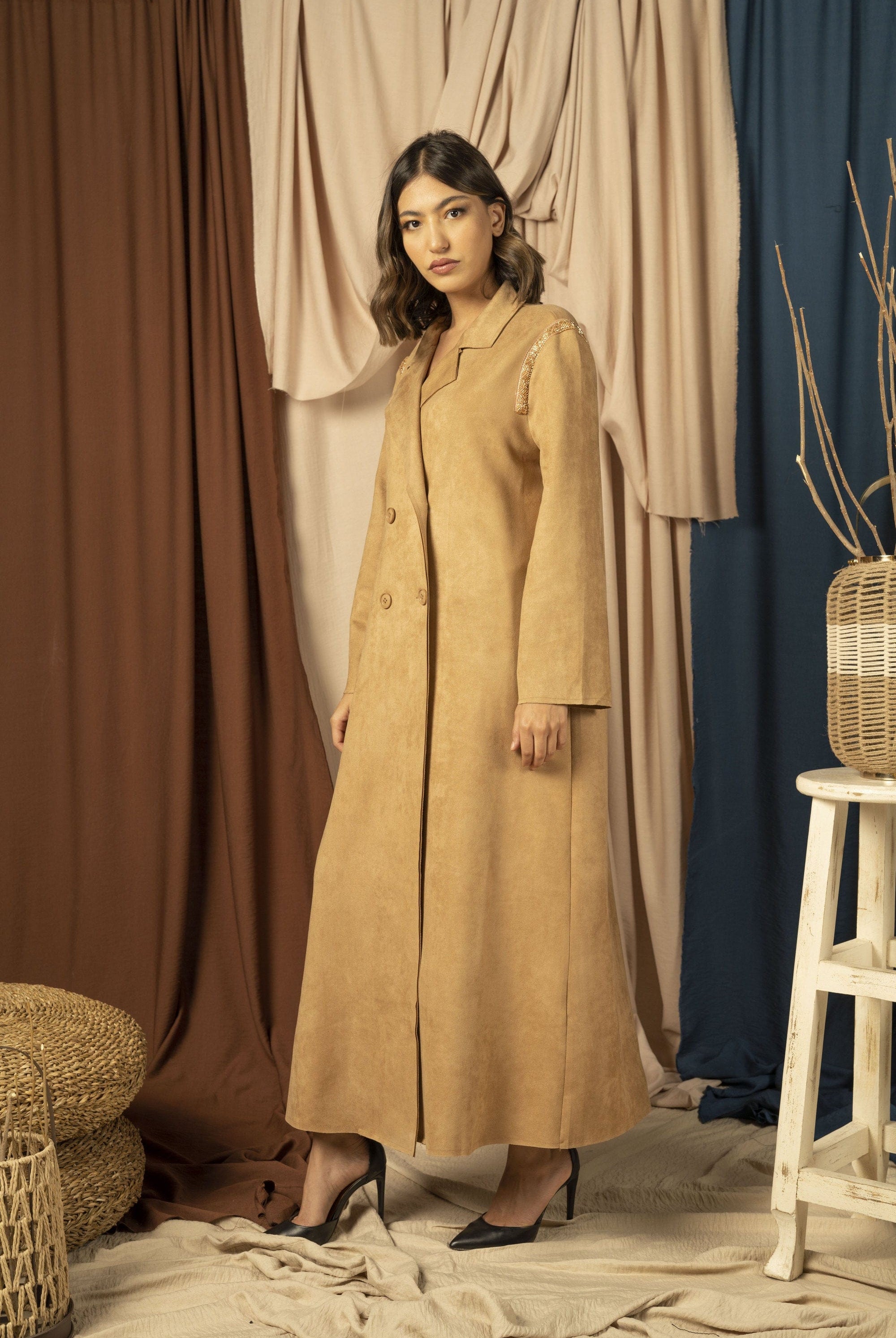 نتشي بالطو بأكمام طويلة يتطريز على الكتف