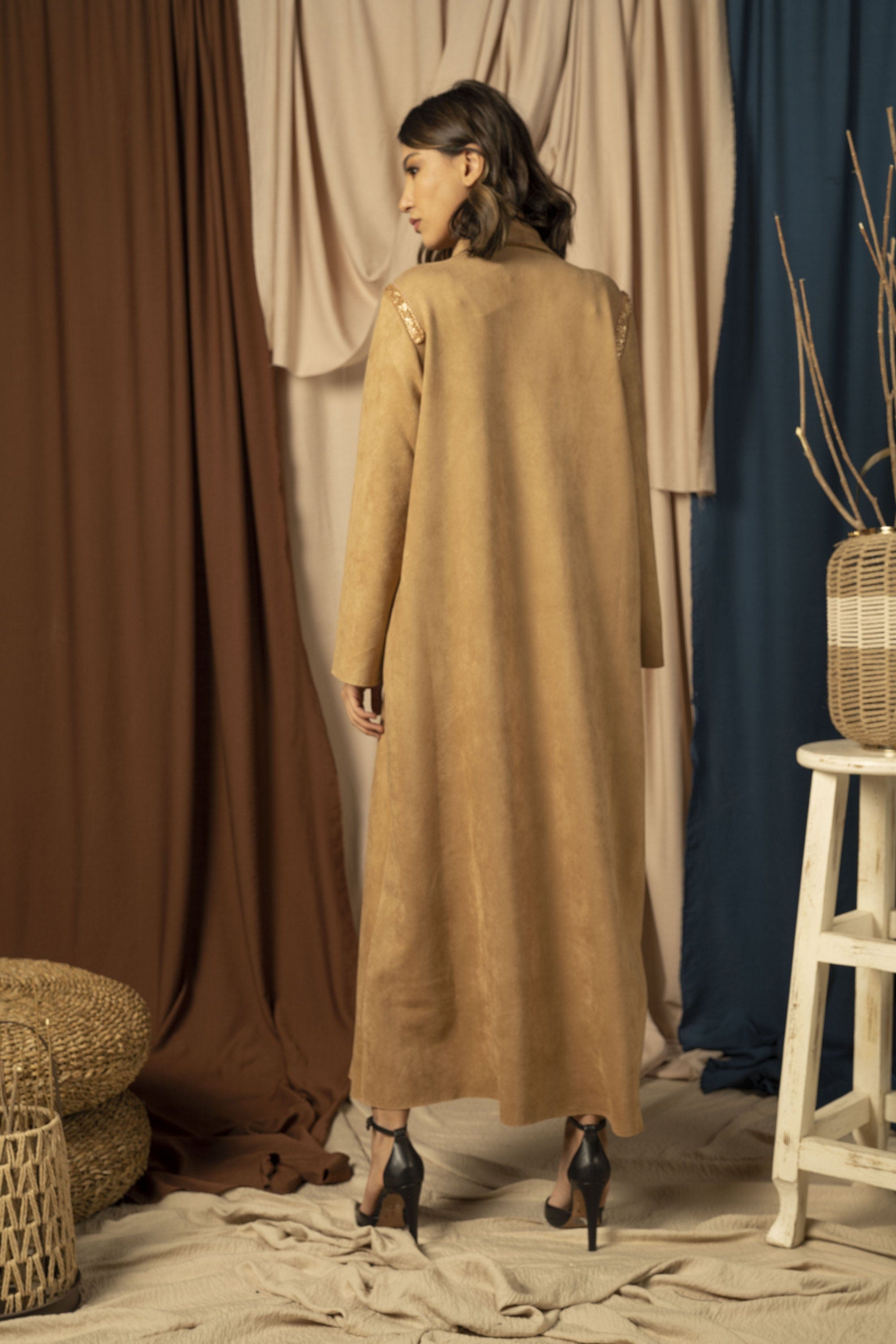 نتشي بالطو بأكمام طويلة يتطريز على الكتف