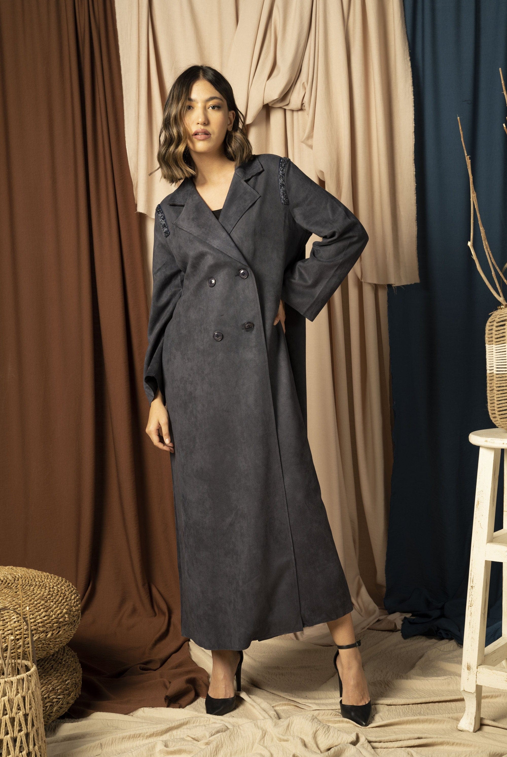 نتشي بالطو بأكمام طويلة يتطريز على الكتف