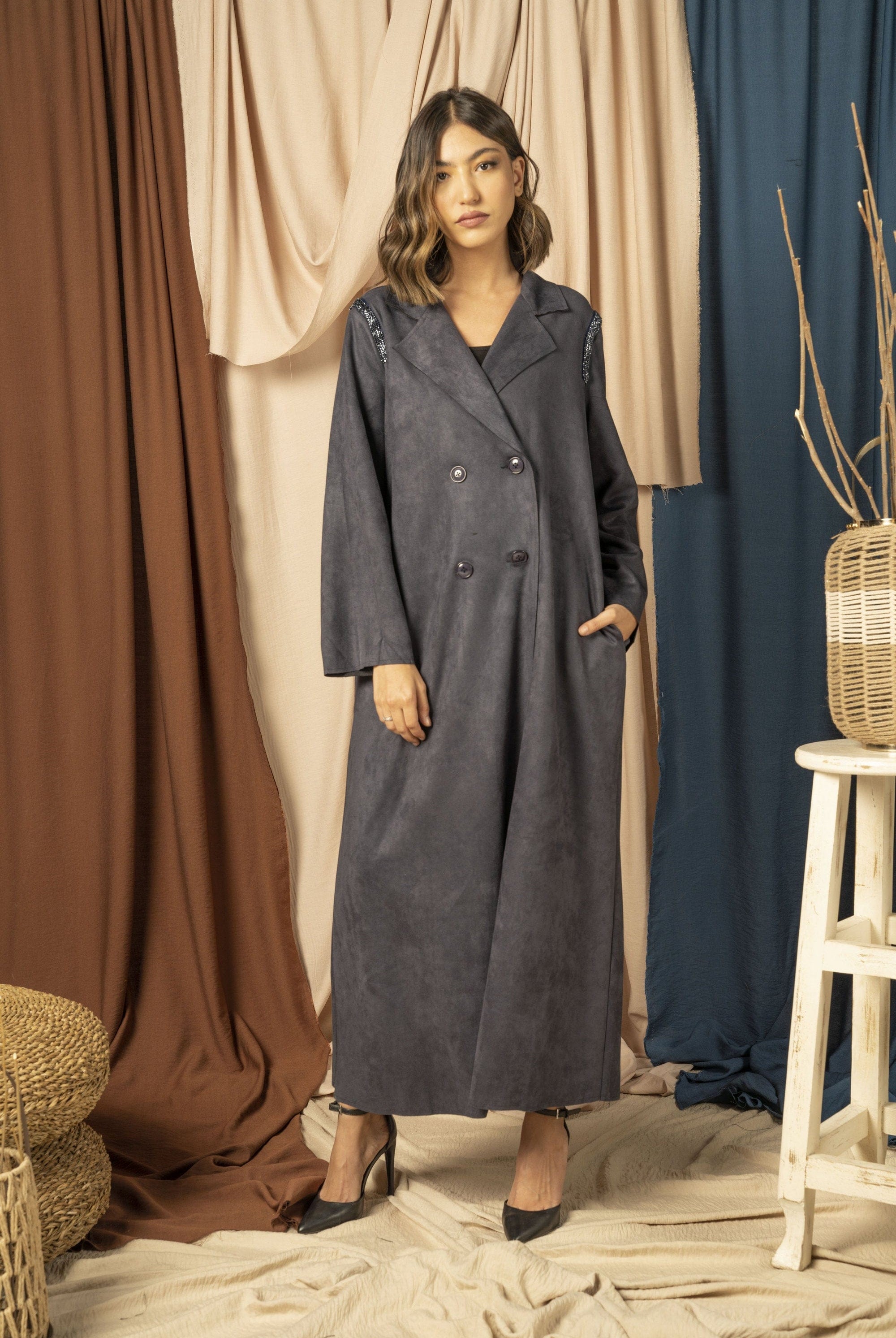 نتشي بالطو بأكمام طويلة يتطريز على الكتف