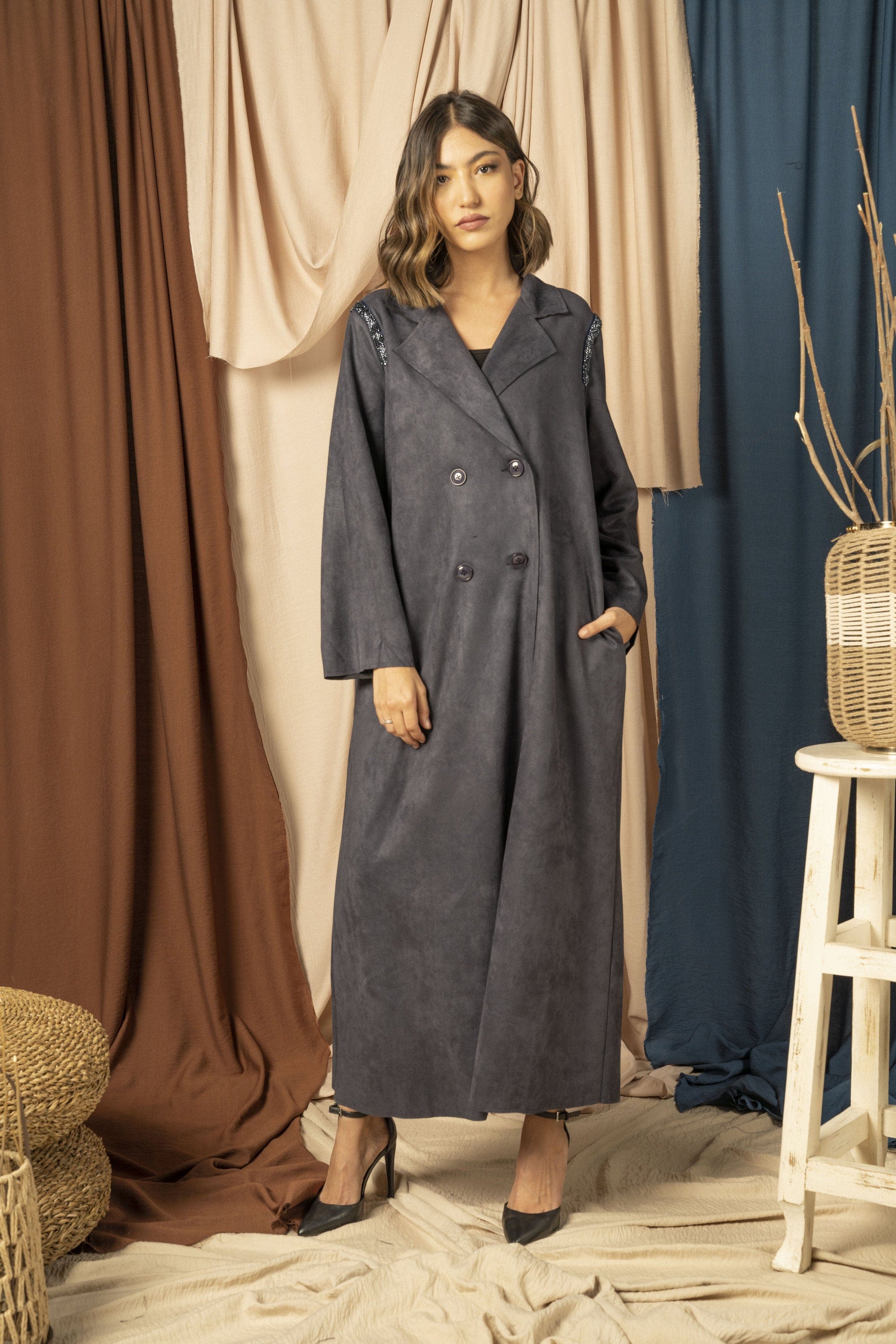 نتشي بالطو بأكمام طويلة يتطريز على الكتف