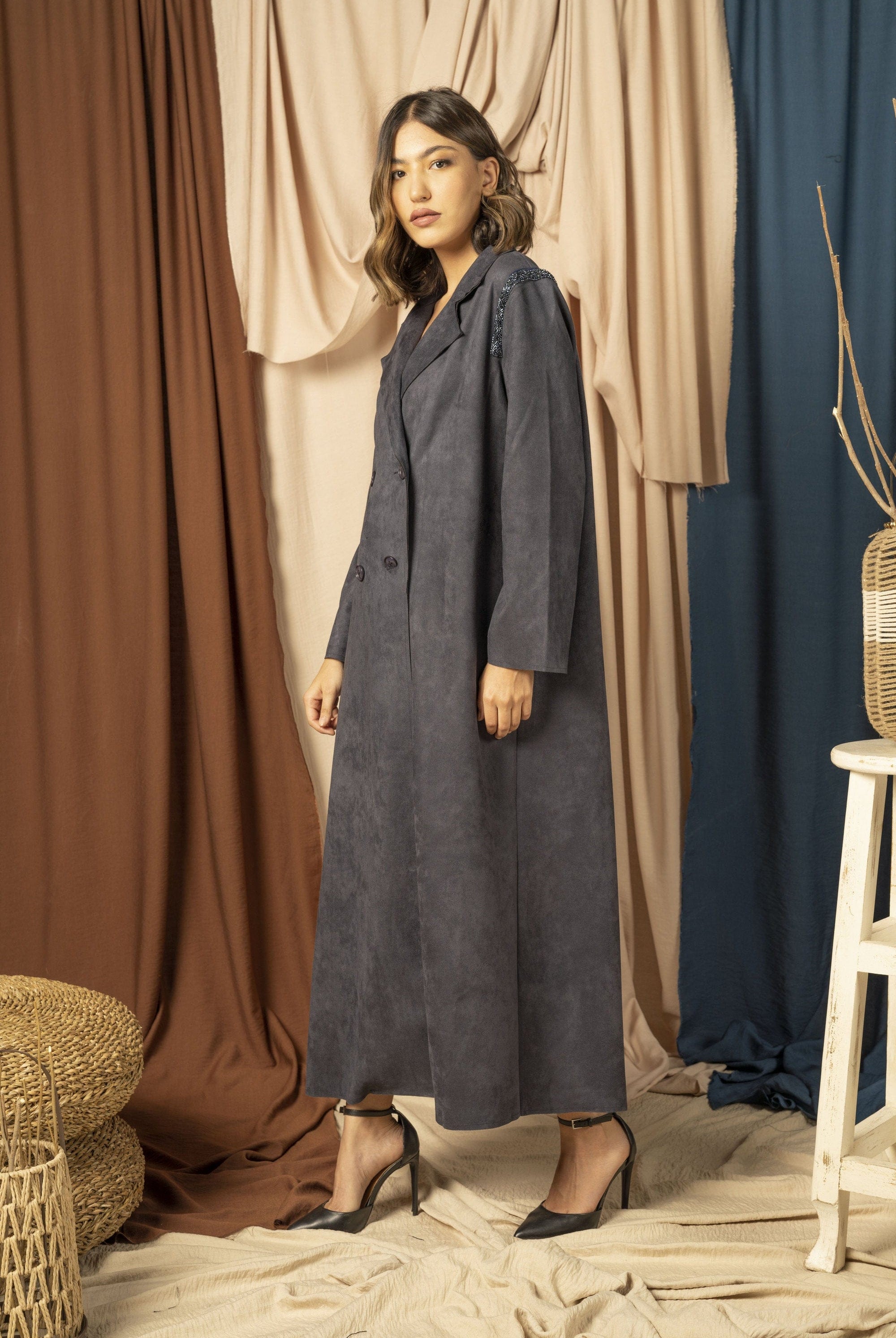 نتشي بالطو بأكمام طويلة يتطريز على الكتف