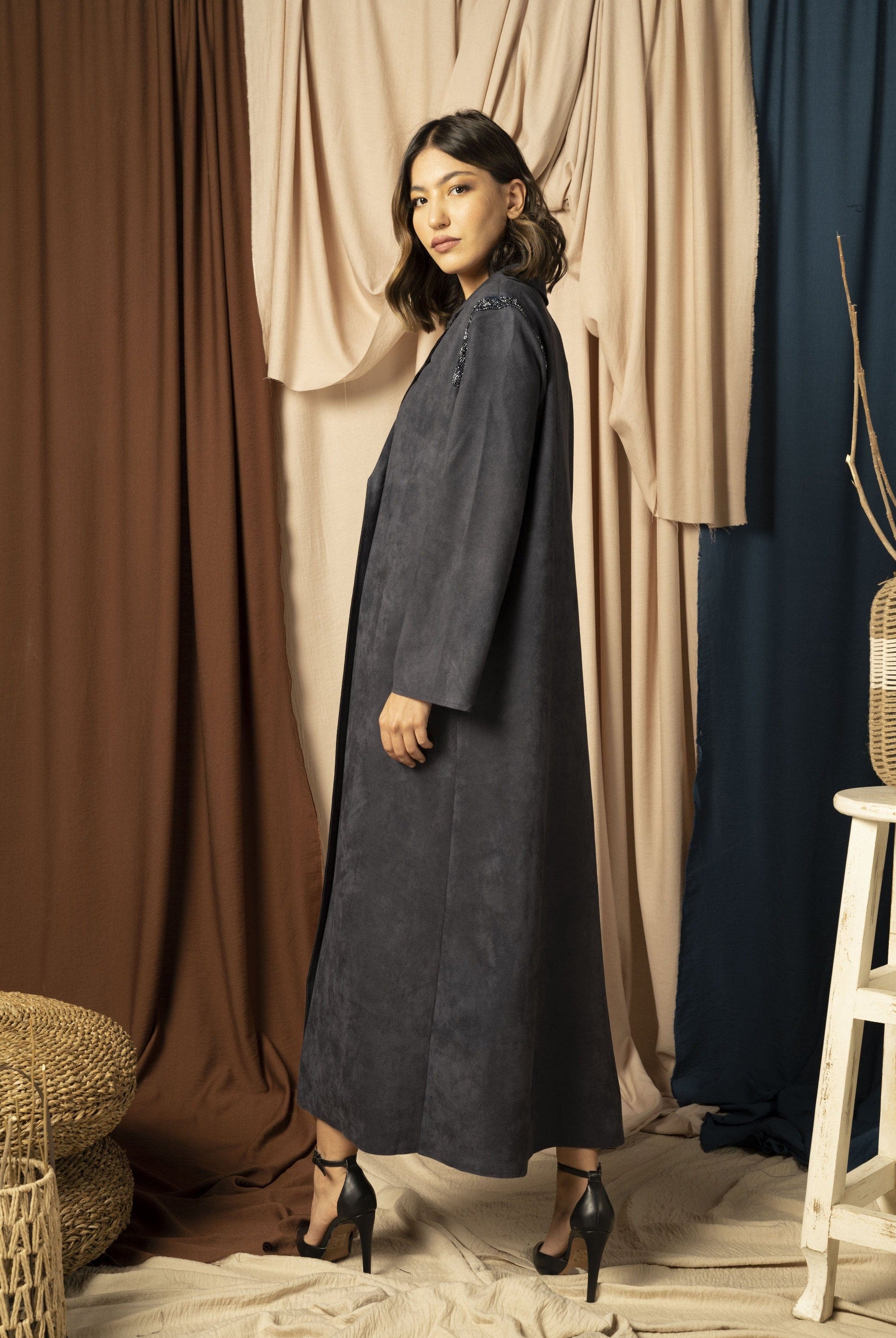 نتشي بالطو بأكمام طويلة يتطريز على الكتف