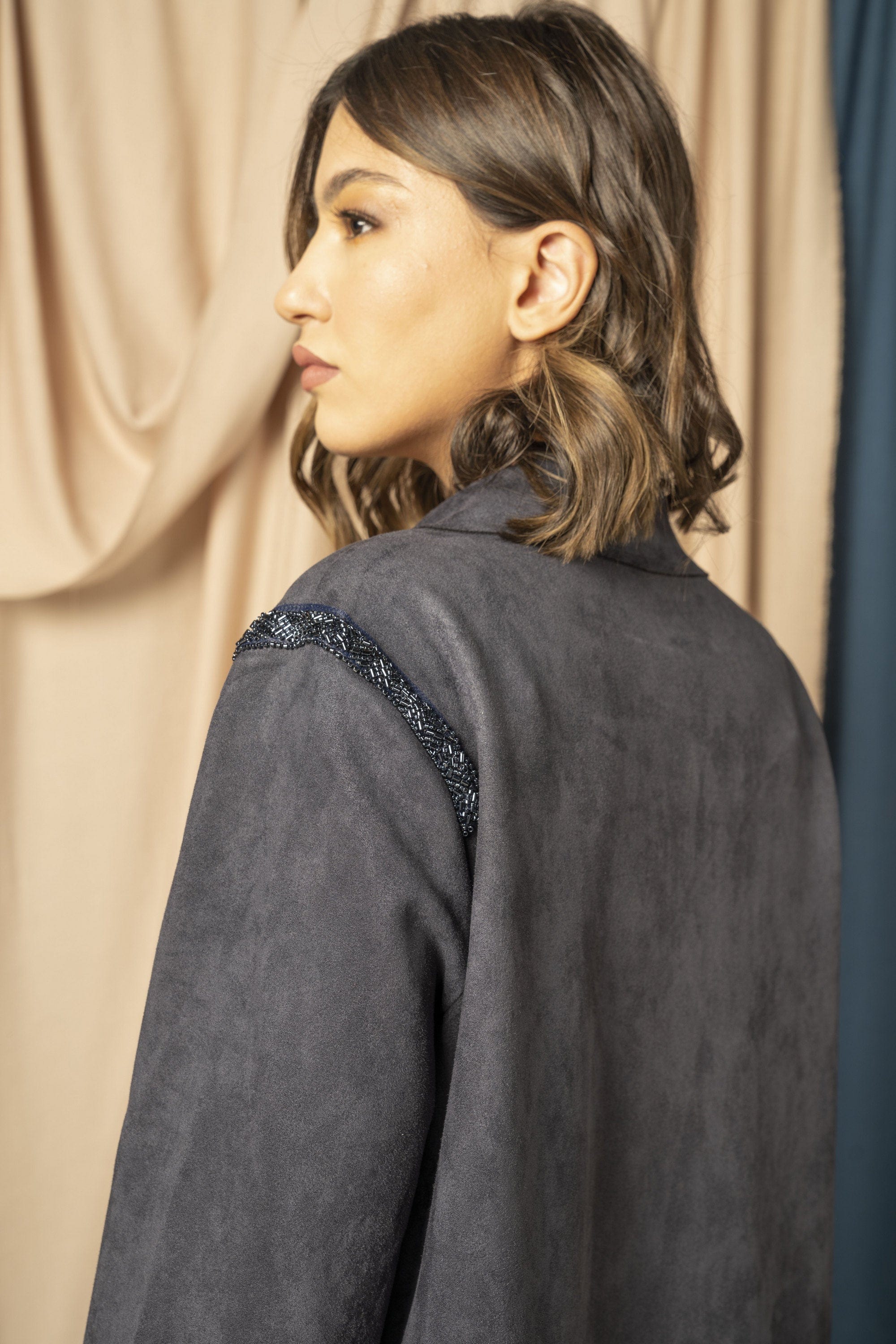 نتشي بالطو بأكمام طويلة يتطريز على الكتف