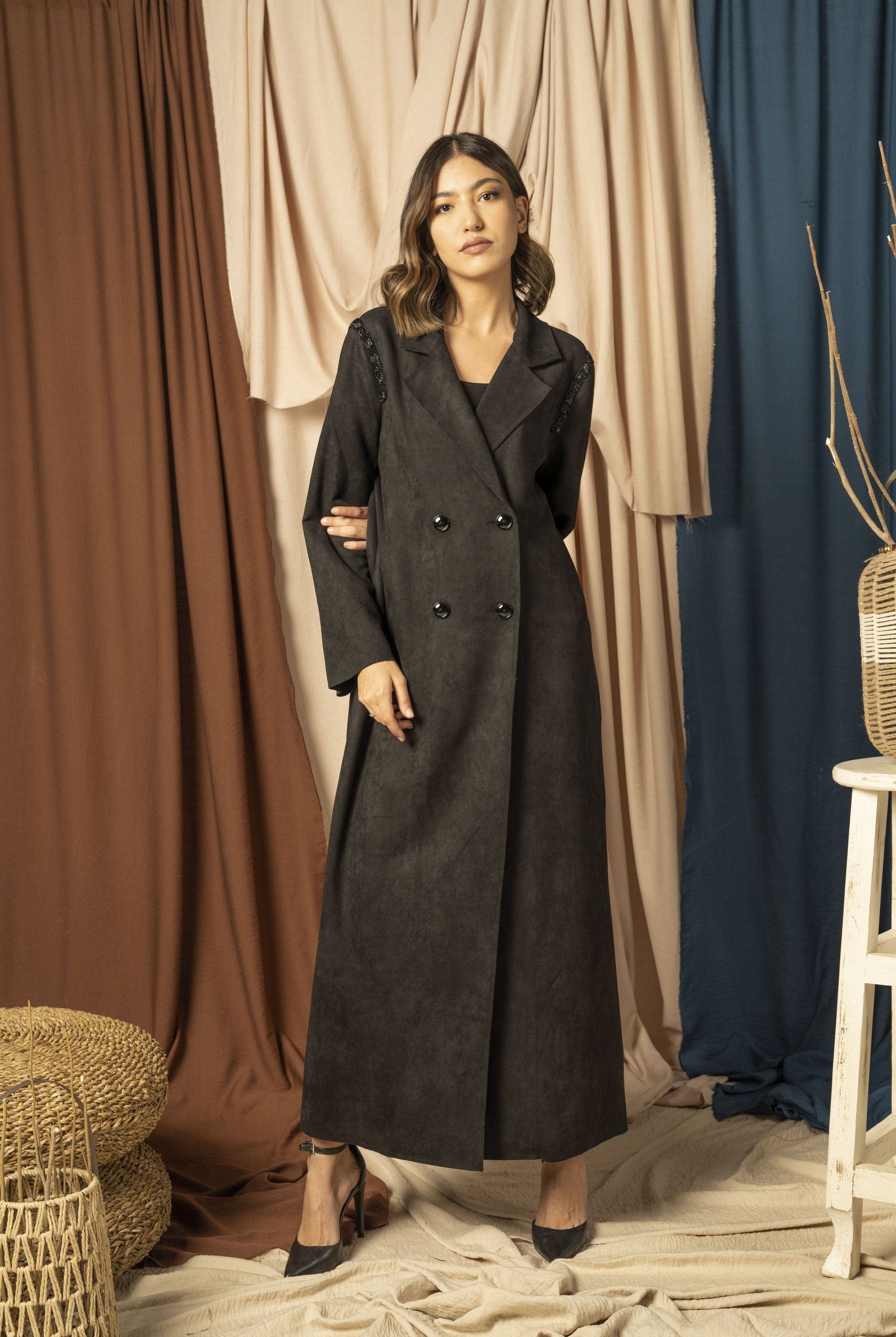 نتشي بالطو بأكمام طويلة يتطريز على الكتف