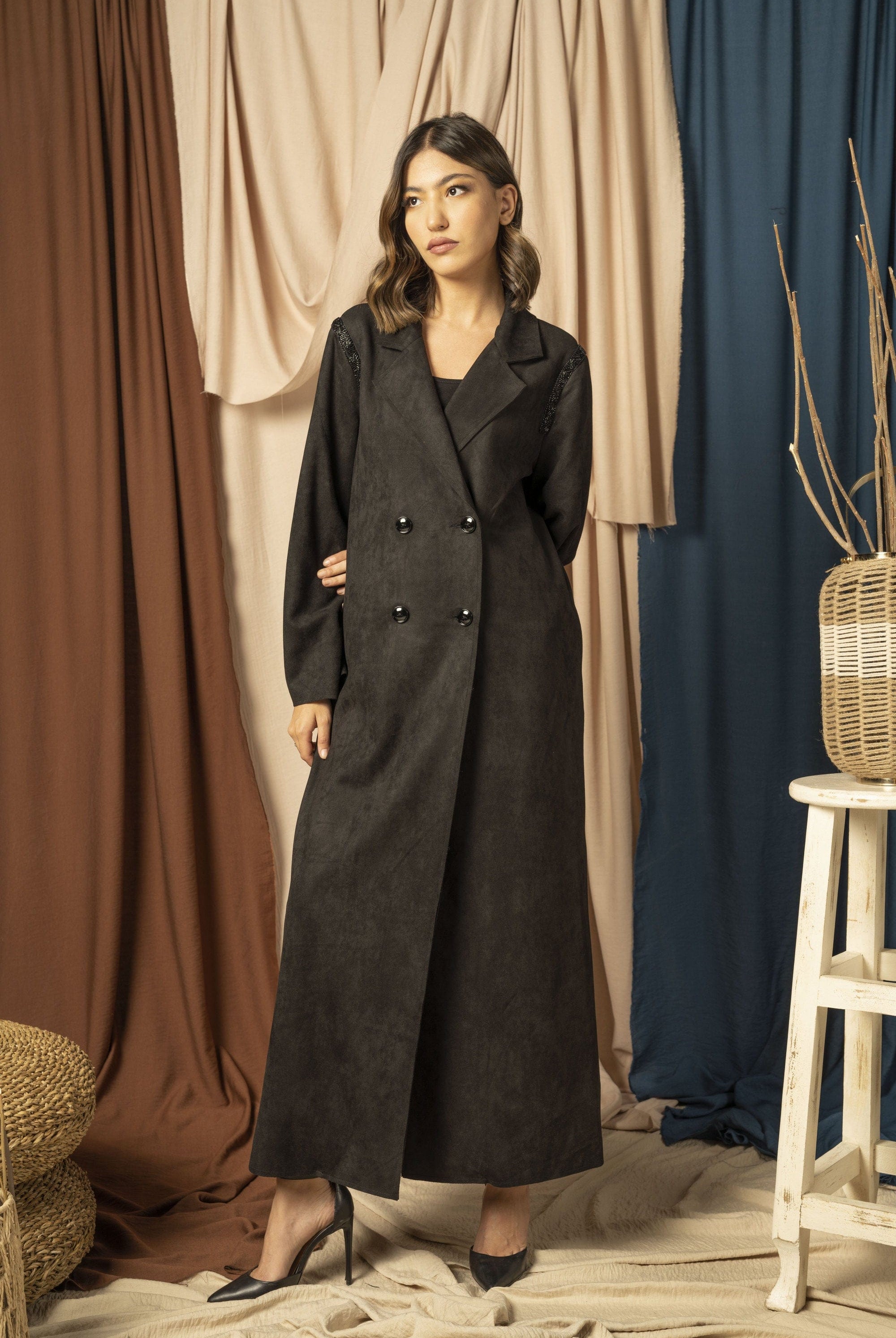 نتشي بالطو بأكمام طويلة يتطريز على الكتف