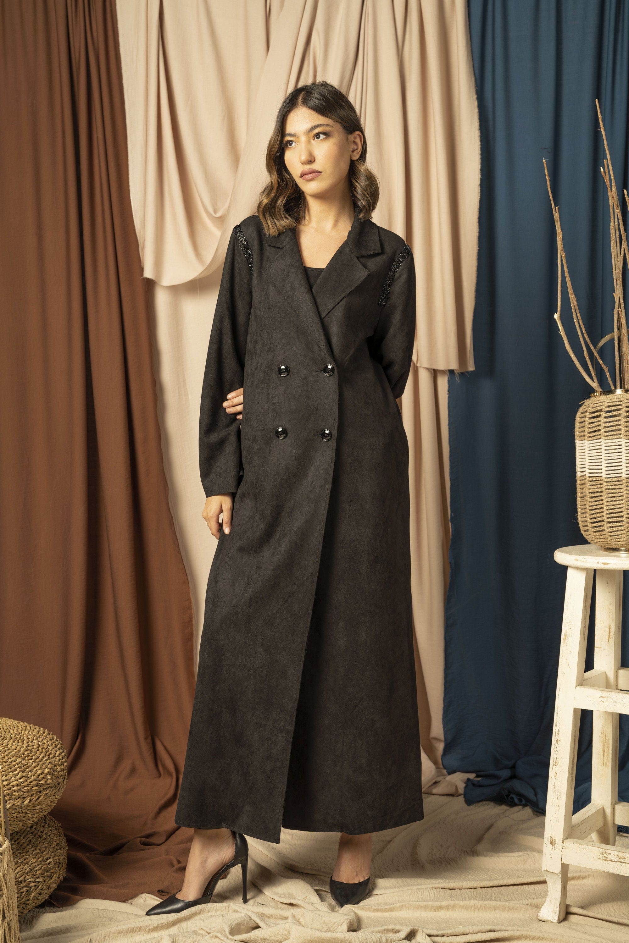 نتشي بالطو بأكمام طويلة يتطريز على الكتف