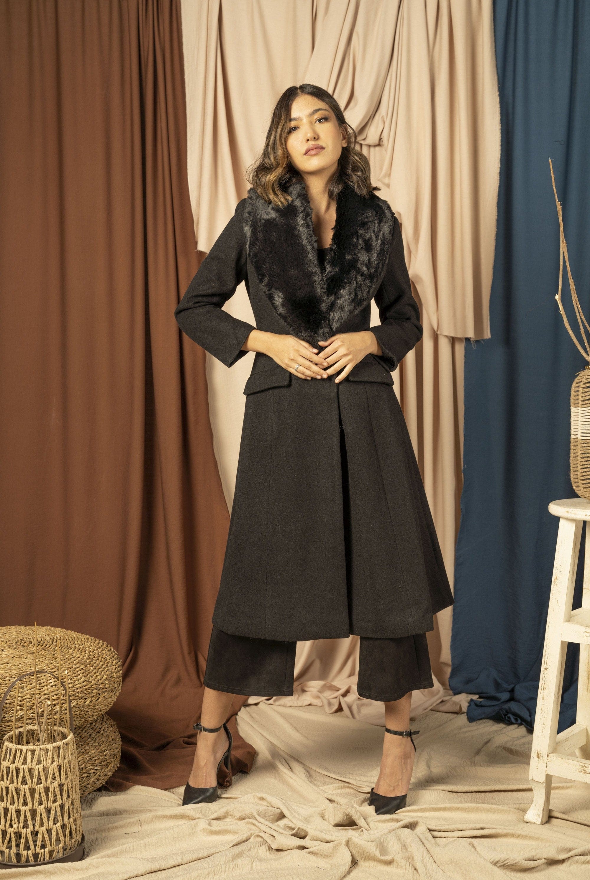 نتشي بالطو نسائي طويل مزين بفرو علي الرقبة