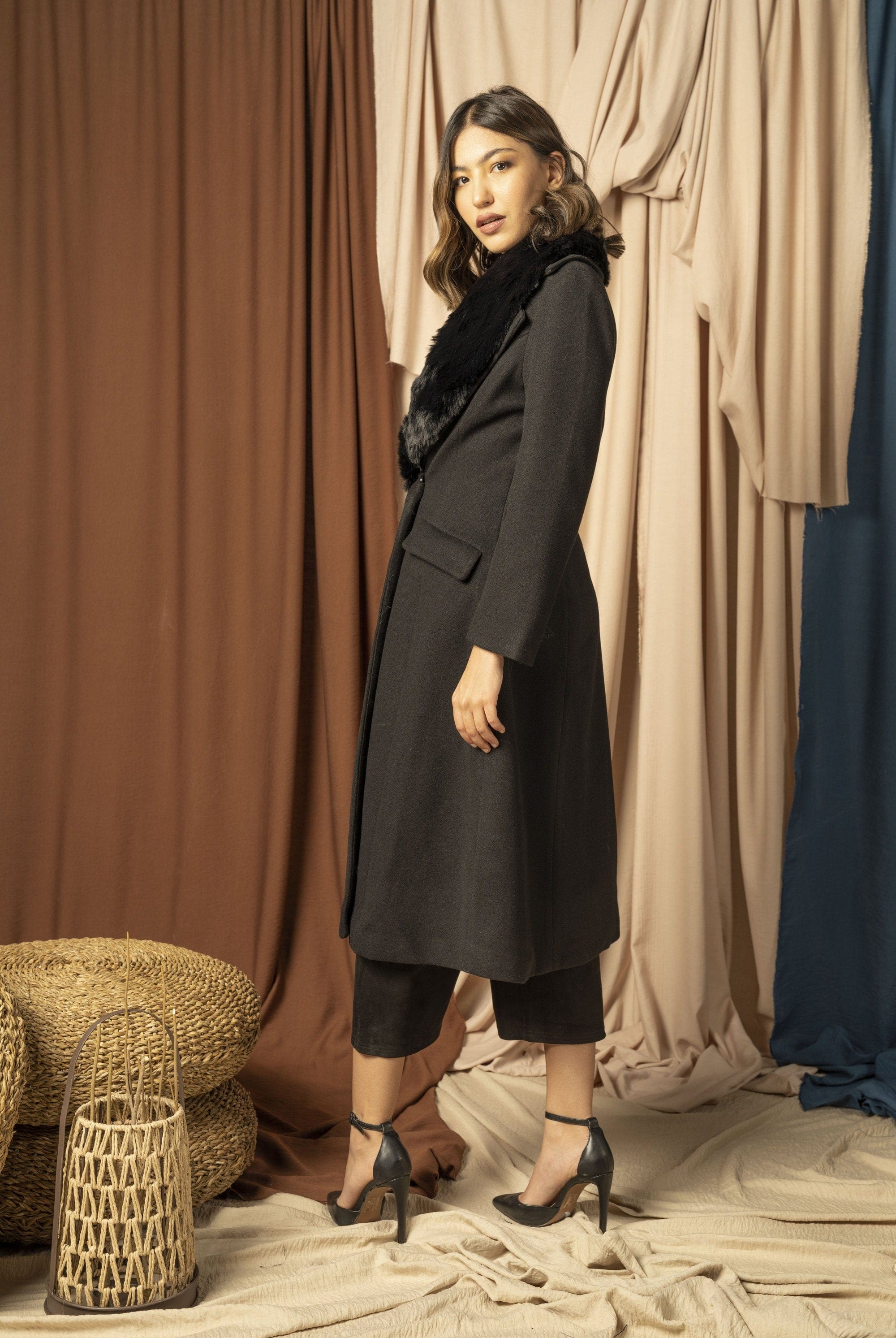 نتشي بالطو نسائي طويل مزين بفرو علي الرقبة