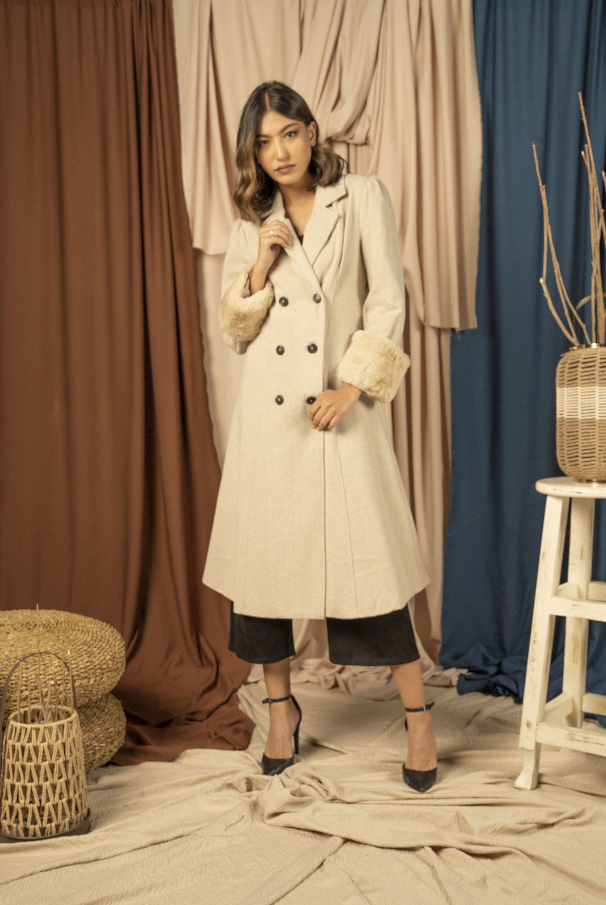 نتشي معطف بأكمام طويلة مزينة بفرو