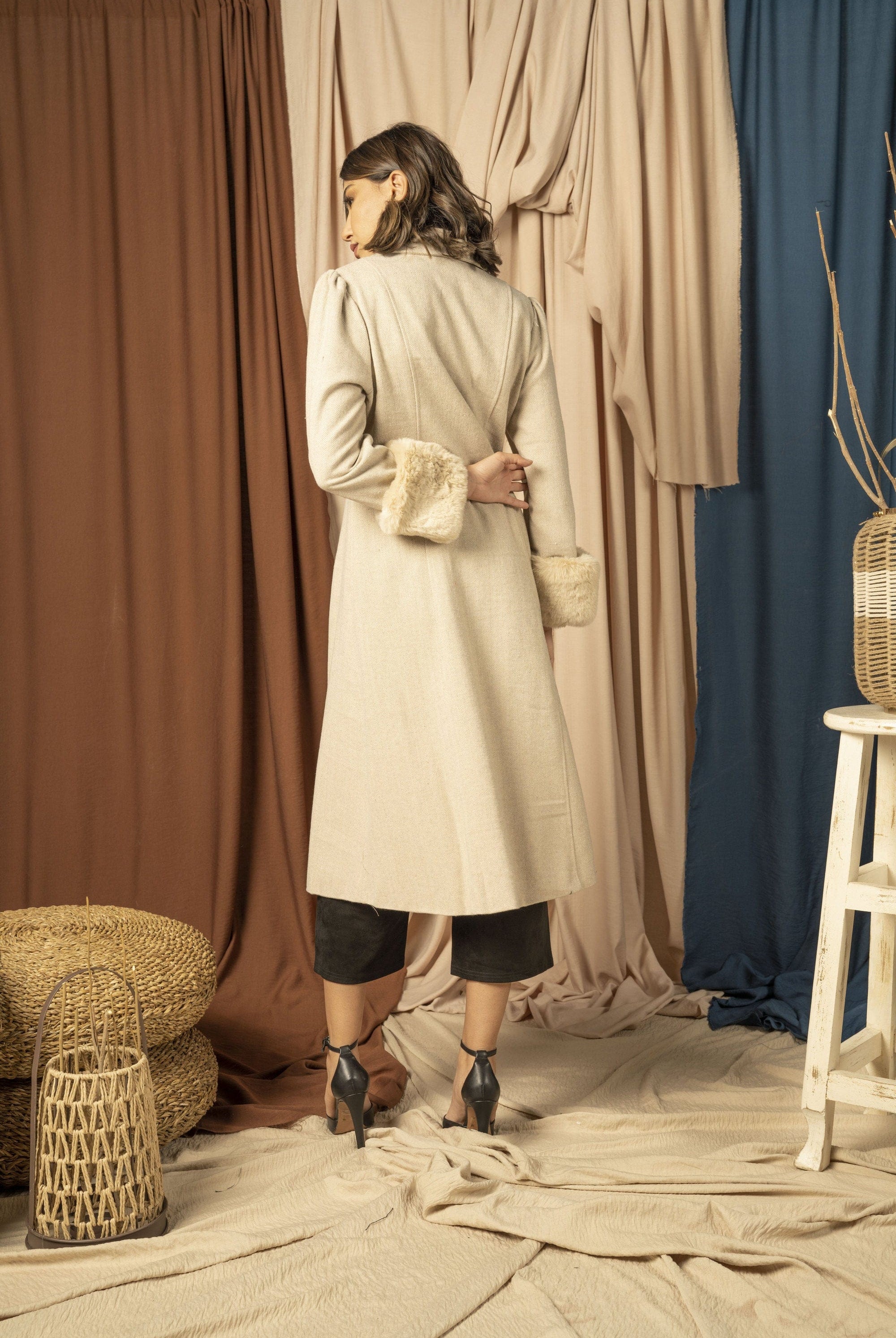 نتشي معطف بأكمام طويلة مزينة بفرو