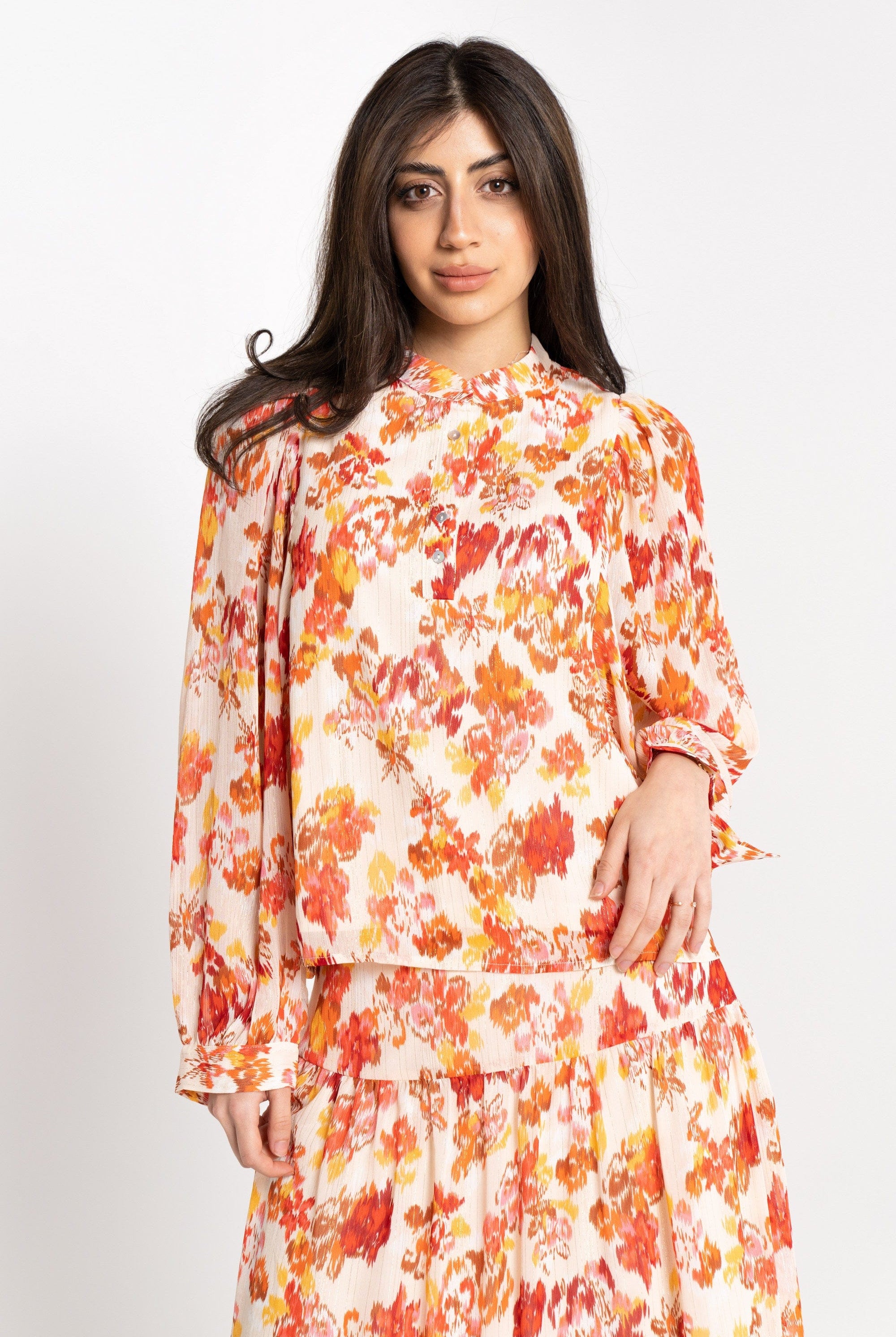 نتشي بلوزة وسيعة بأكمام طوية مشجرة