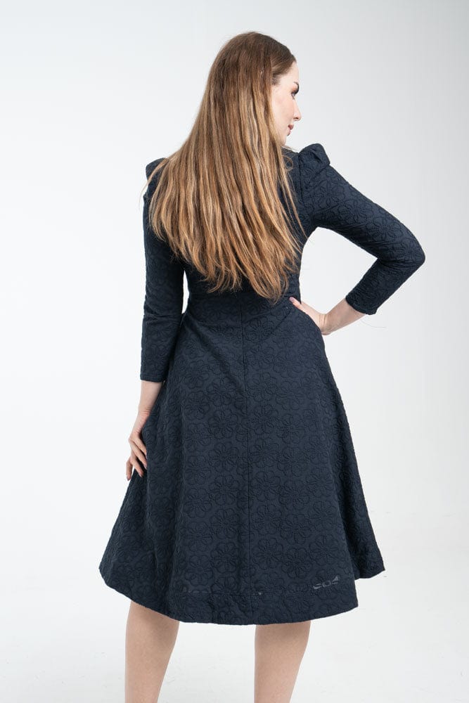 ูุชุดู ูุณุชุงู ู
ูุฏู ุจุฃูู
ุงู
ุทูููุฉ ูู
ูููุฎุฉ