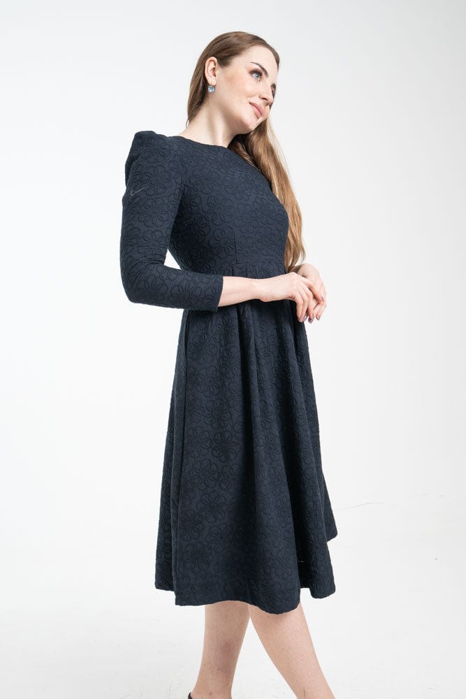 ูุชุดู ูุณุชุงู ู
ูุฏู ุจุฃูู
ุงู
ุทูููุฉ ูู
ูููุฎุฉ