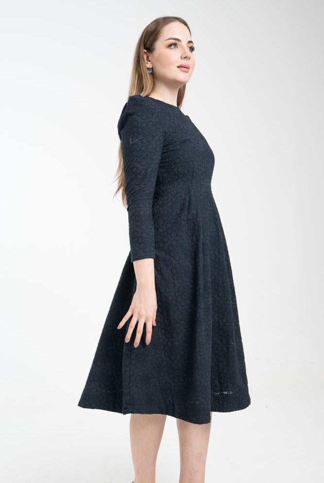 نتشي فستان ميدي بأكمام طويلة ومنفوخة