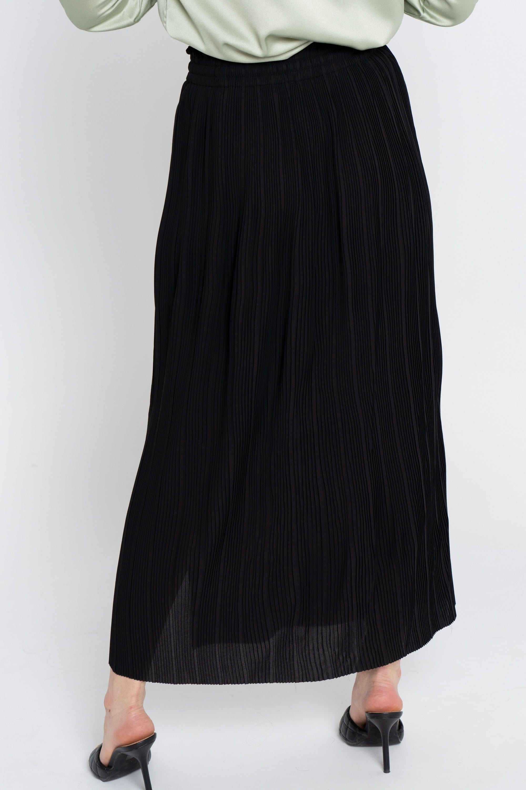 نتشي تنورة ميدي بكسرات صغيرة مفتوحة من الجنب