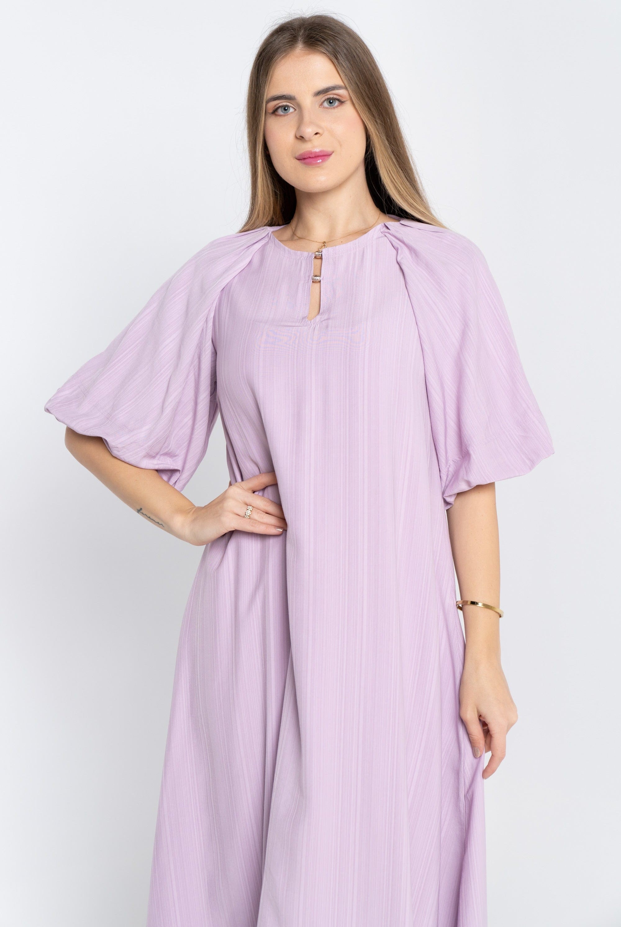 نتشي فستان ميدي سادة بأكمام 3/4 وياقة دائرية