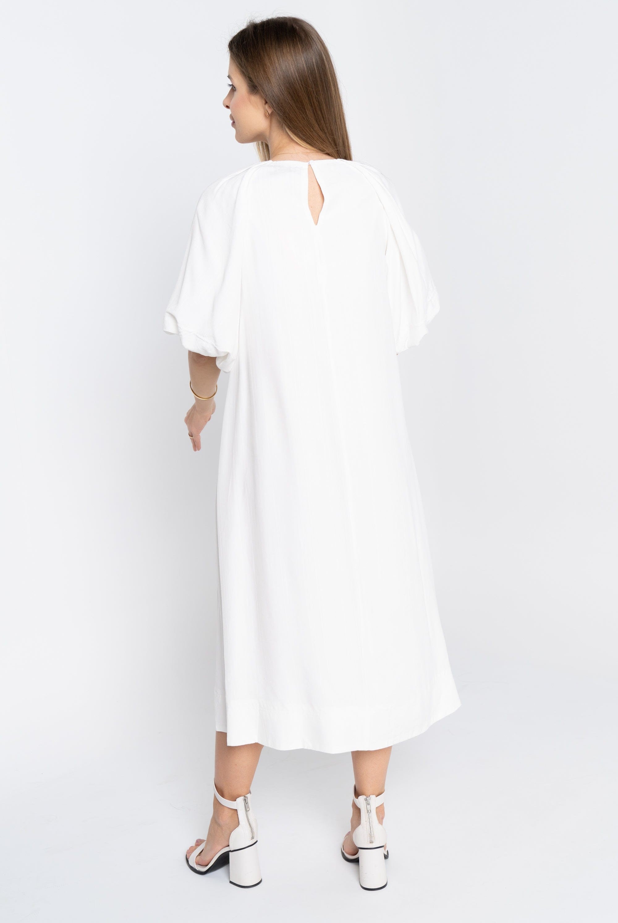 نتشي فستان ميدي سادة بأكمام 3/4 وياقة دائرية