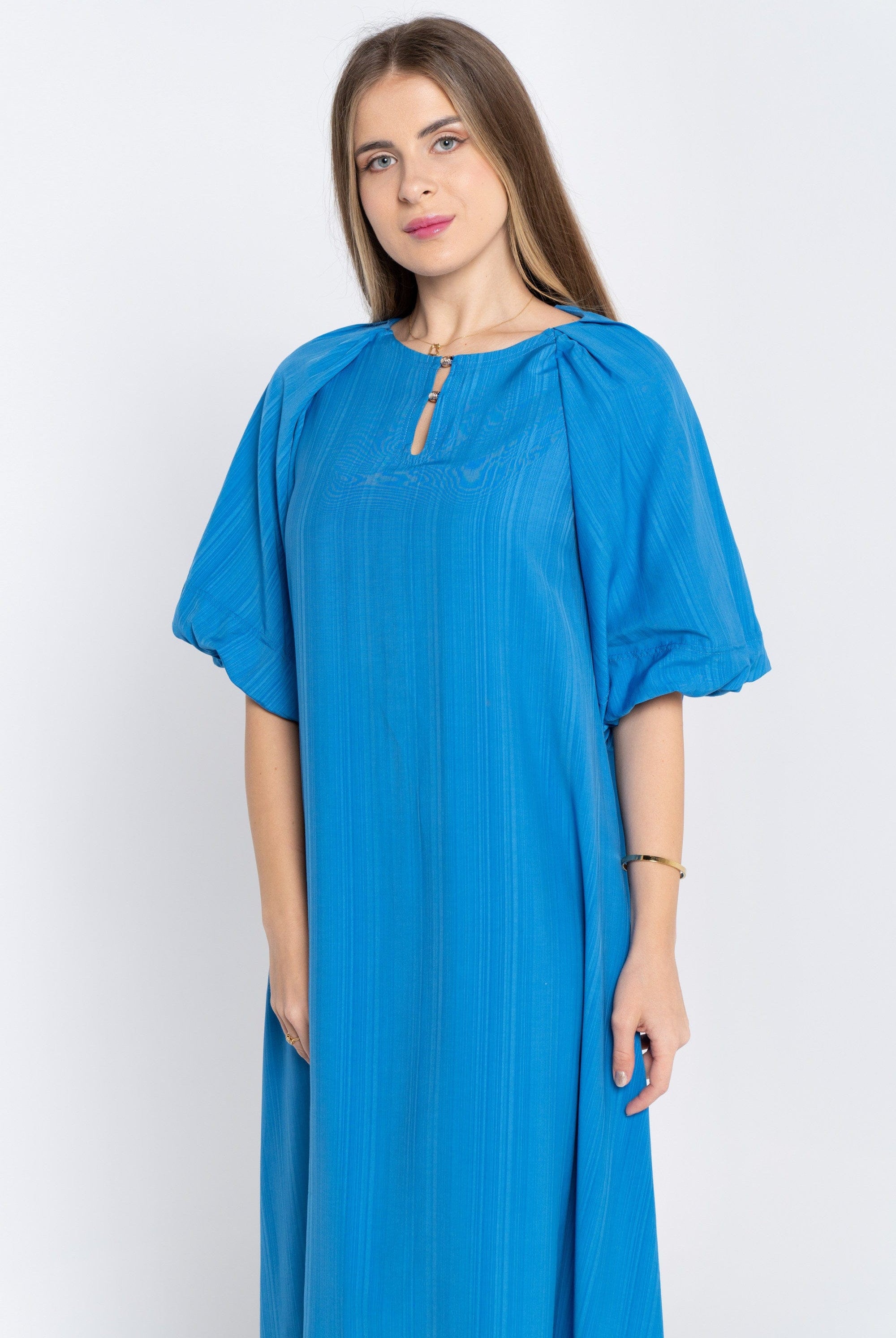 نتشي فستان ميدي سادة بأكمام 3/4 وياقة دائرية