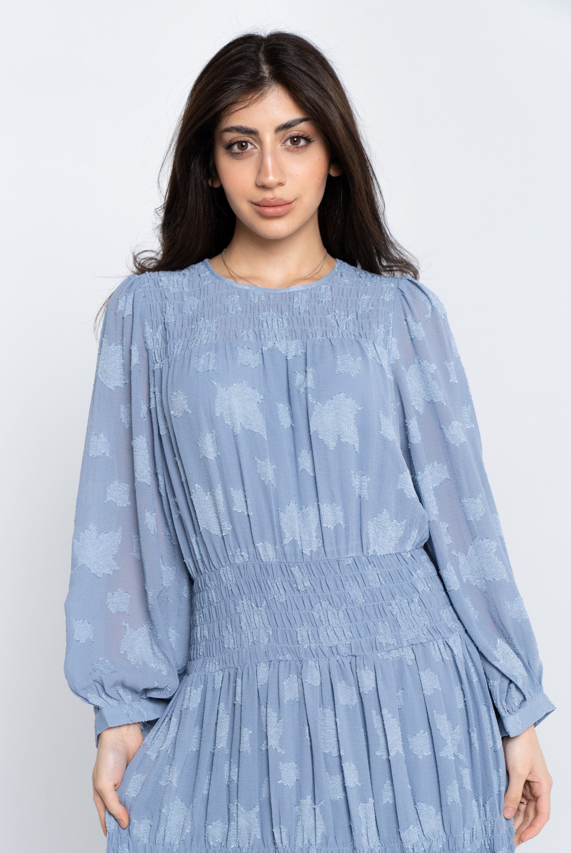 نتشي فستان طويل مع كسرات بالطول بأكمام طويلة بف نسائي