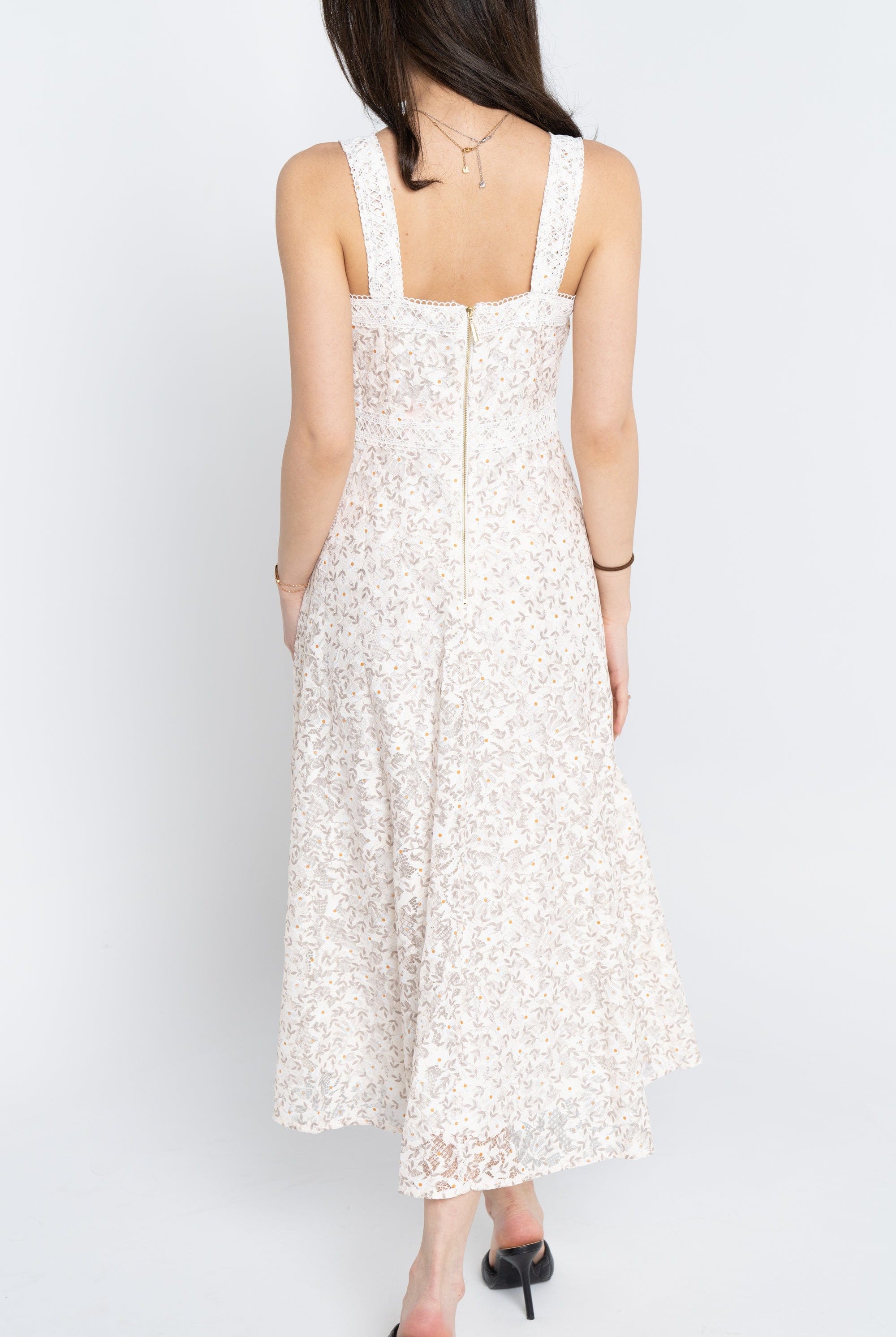 نتشي فستان ميدي بدون أكمام مشجر