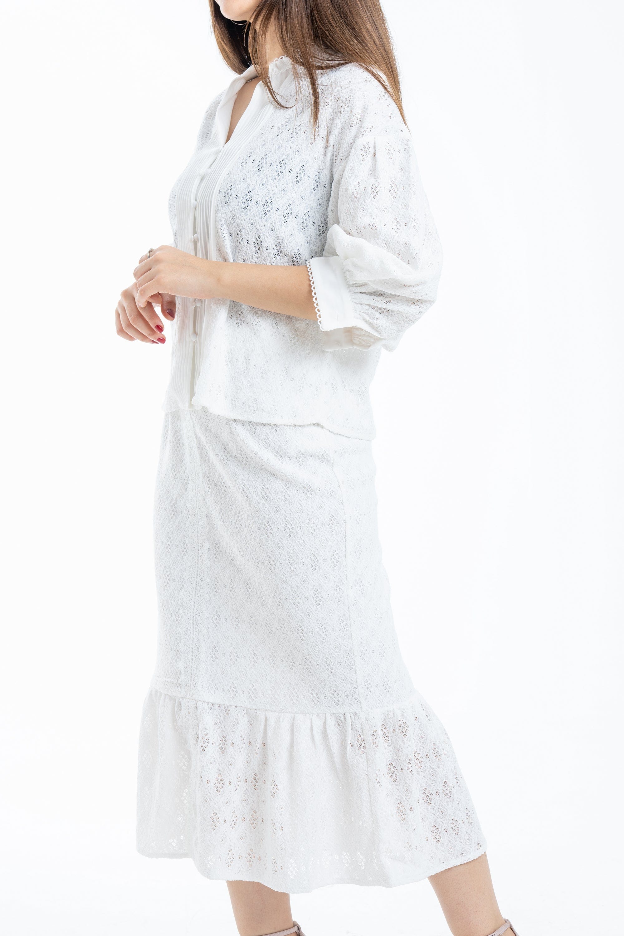 نتشي بلوزة بأكمام 3/4 مزينة بفتحة صدر وكرانيش