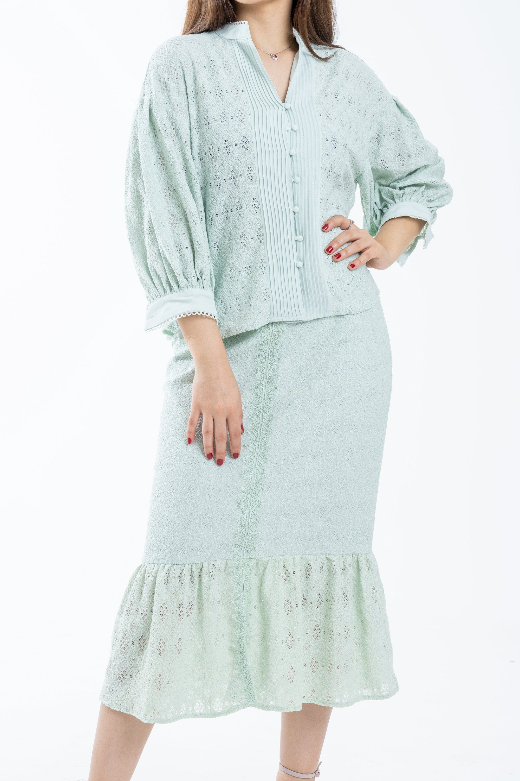 نتشي بلوزة بأكمام 3/4 مزينة بفتحة صدر وكرانيش