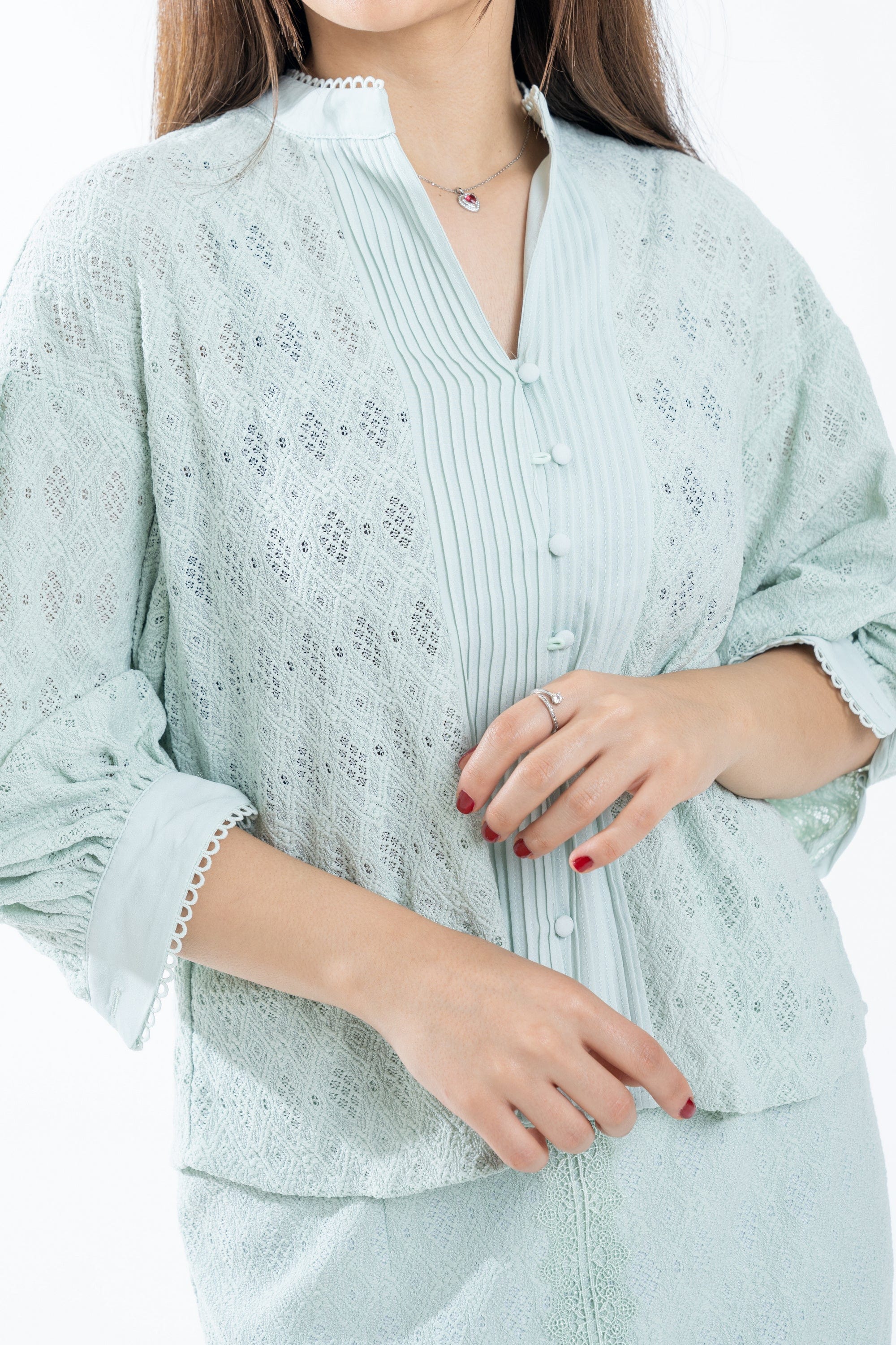 نتشي بلوزة بأكمام 3/4 مزينة بفتحة صدر وكرانيش