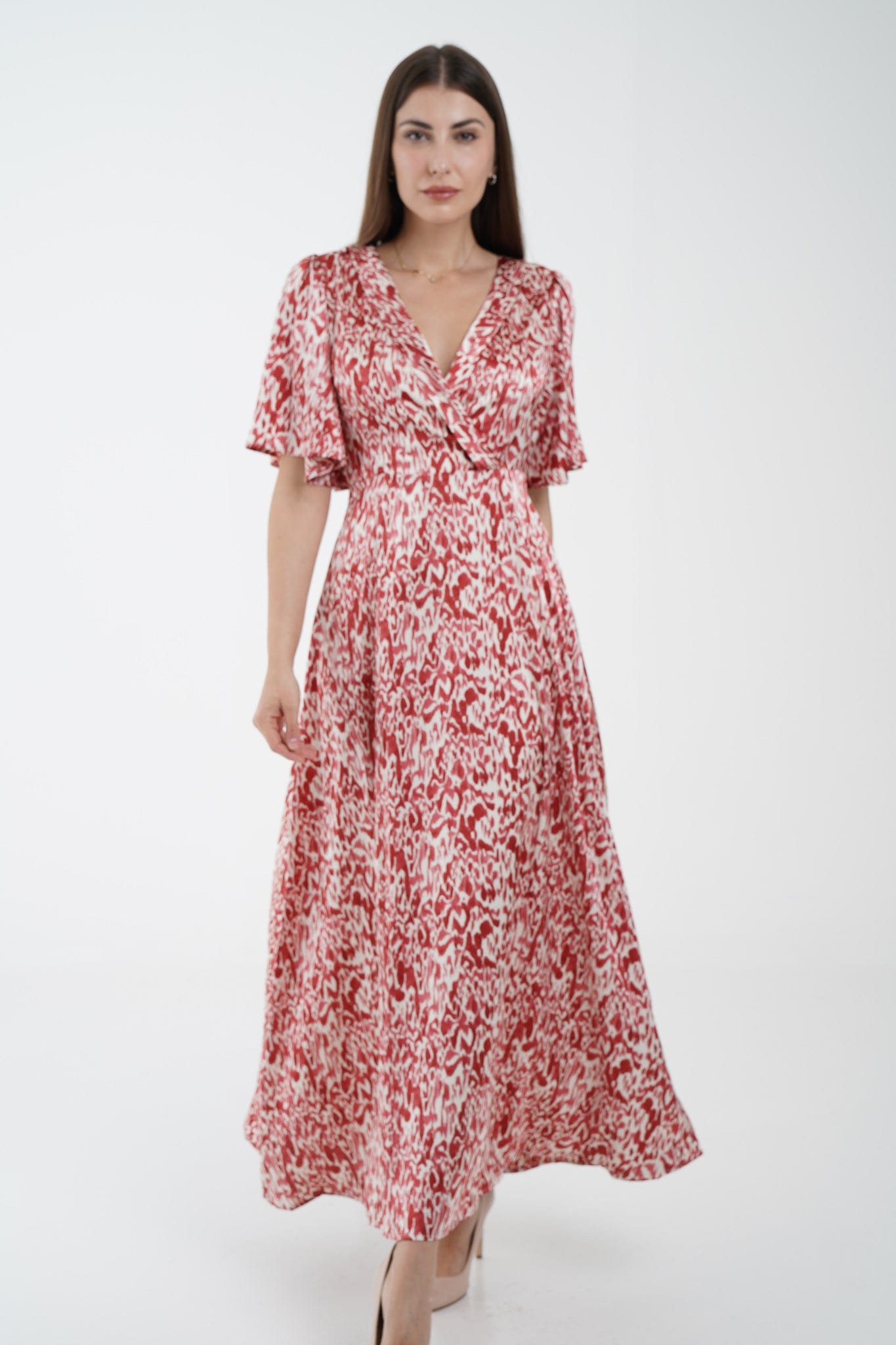 نتشي فستان ماكسي منقوش بفتحة صدر نص كم واسع