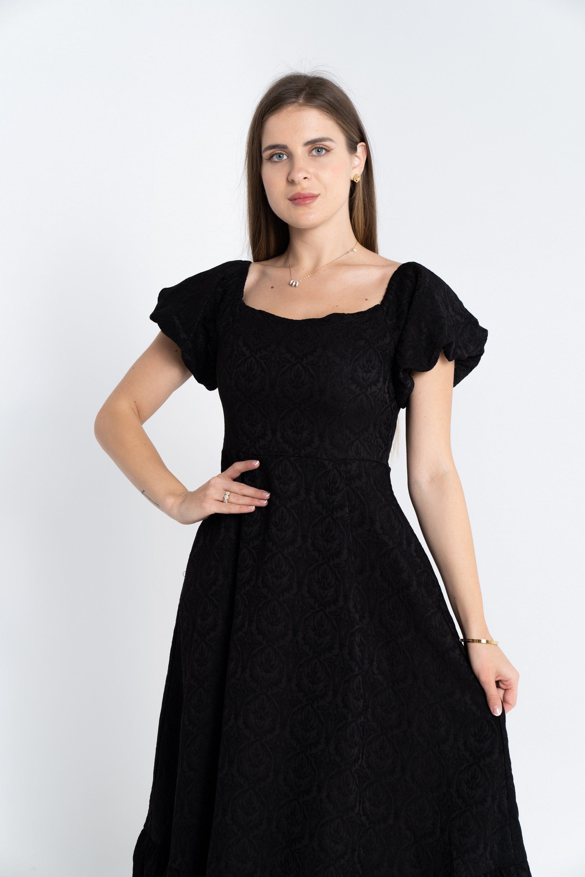 نتشي فستان سهرة ميدي بياقة مربعة وكم قصير بف نسائي