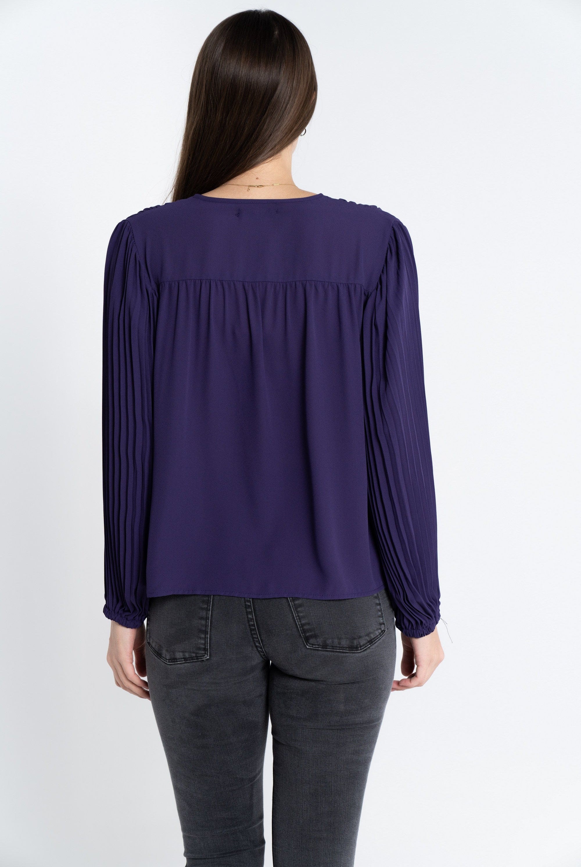 نتشي توب سادة بأزرار أمامية وكم طويل بكسرات نسائي