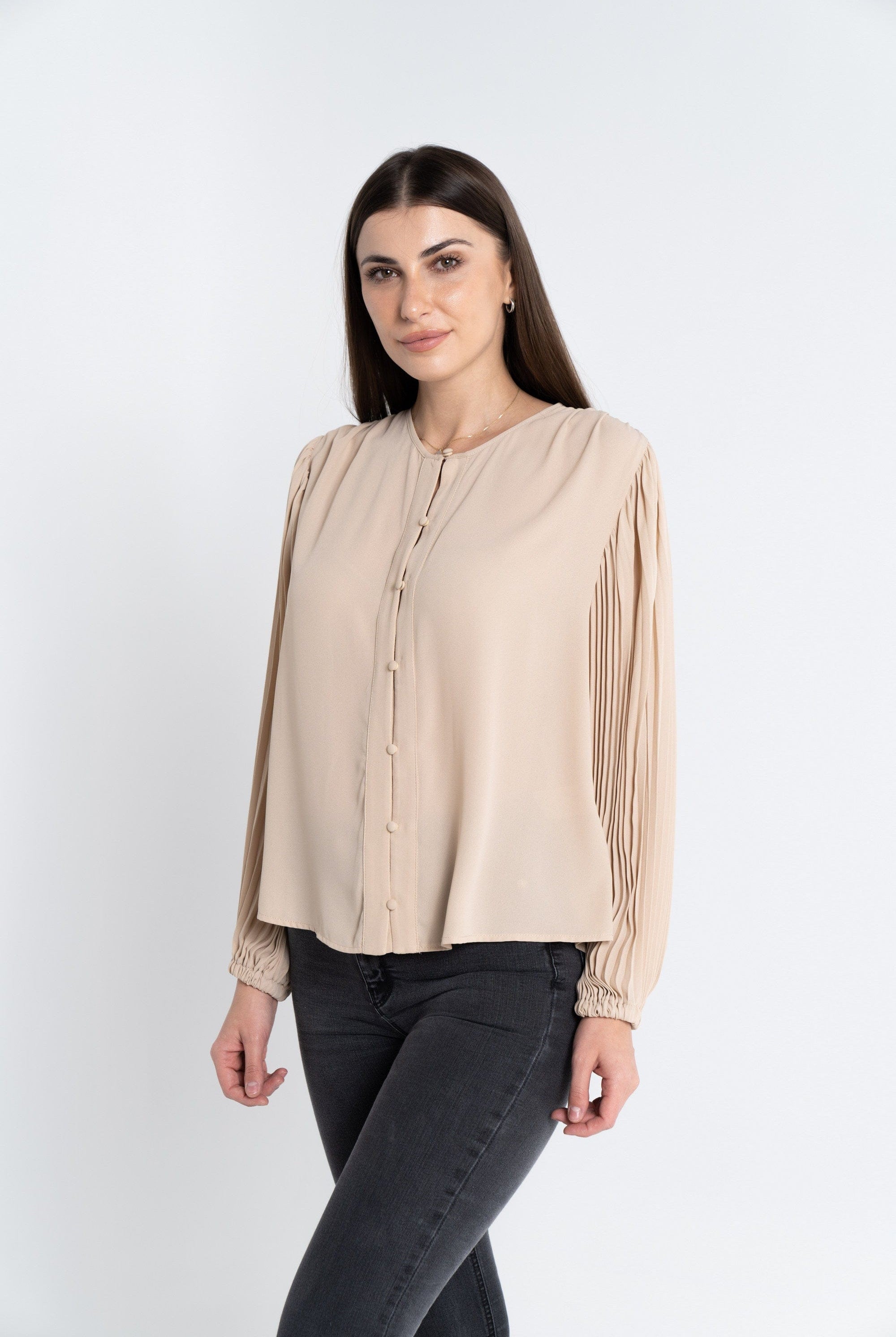 نتشي توب سادة بأزرار أمامية وكم طويل بكسرات نسائي