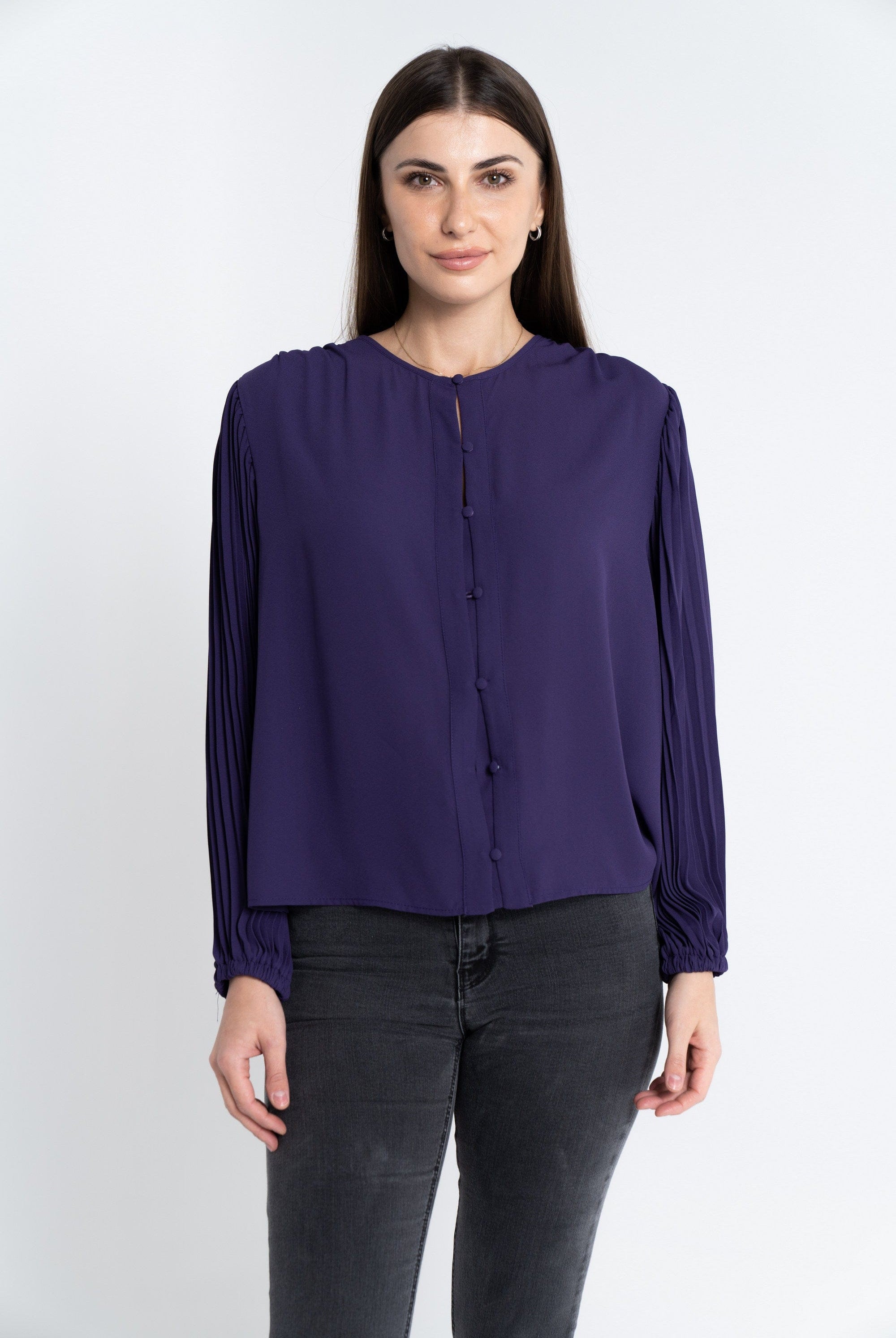 نتشي توب سادة بأزرار أمامية وكم طويل بكسرات نسائي