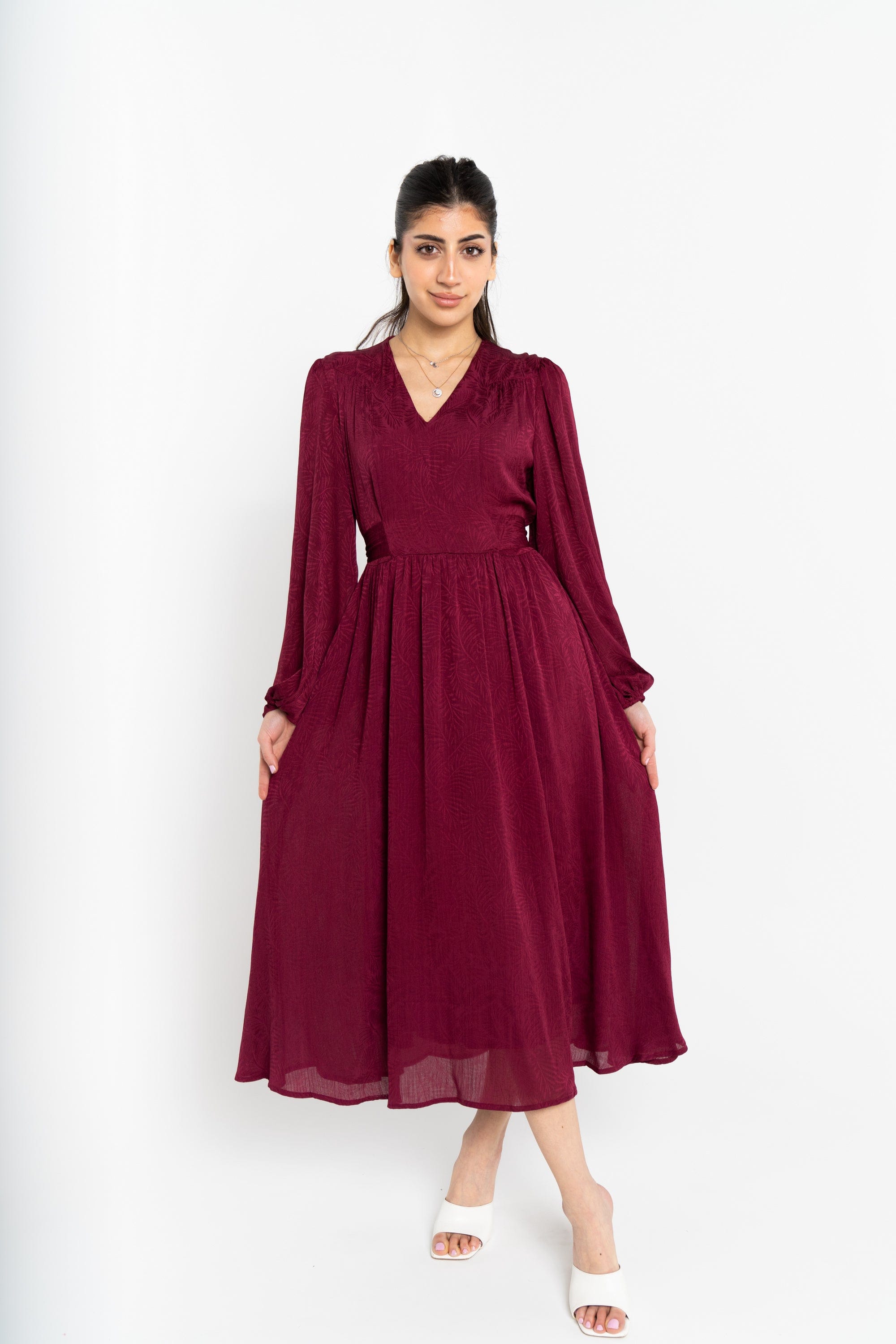 نتشي فستان مخصر سادة كم طويل بفتحة سبعة نسائي