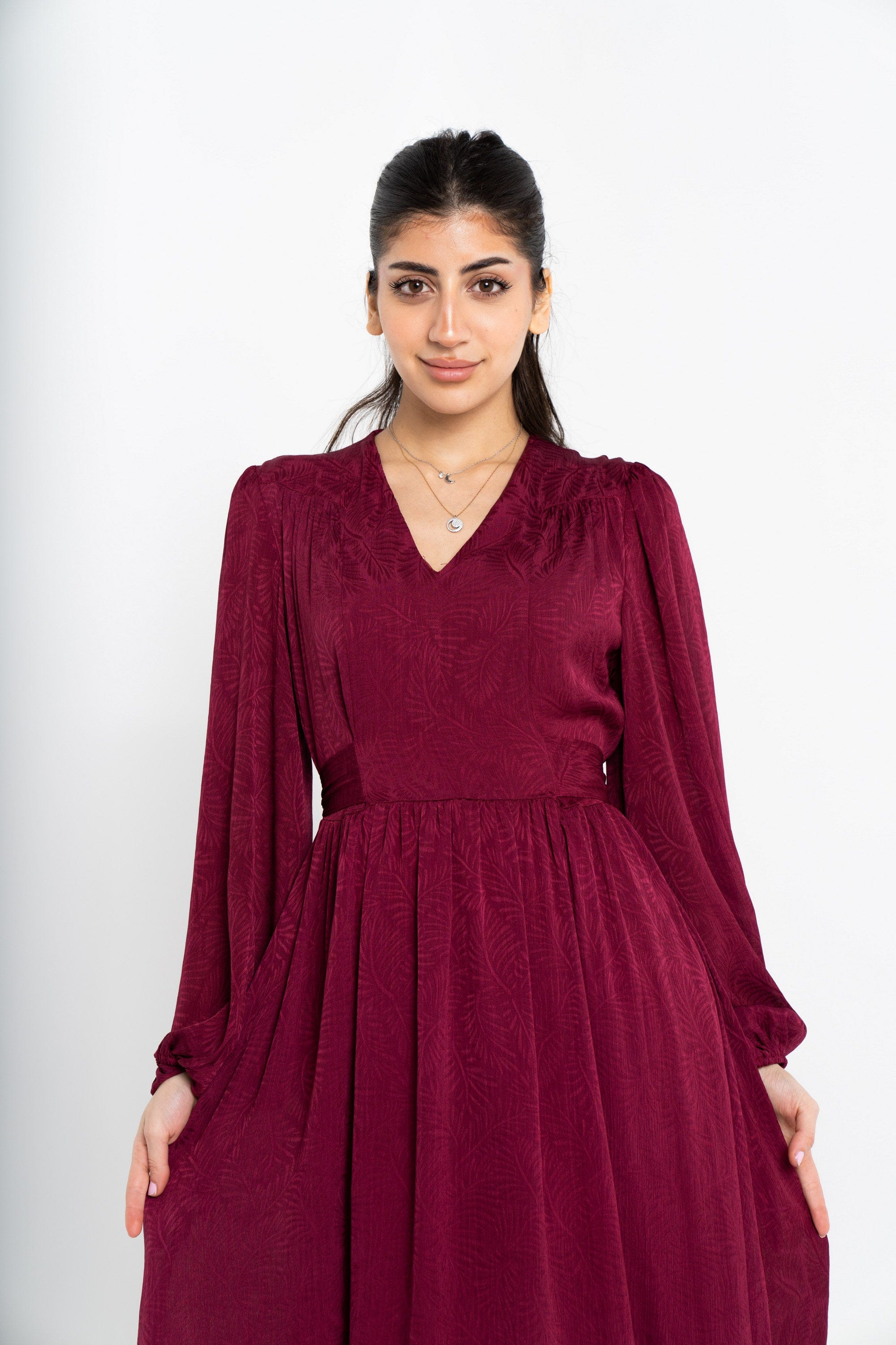 نتشي فستان مخصر سادة كم طويل بفتحة سبعة نسائي