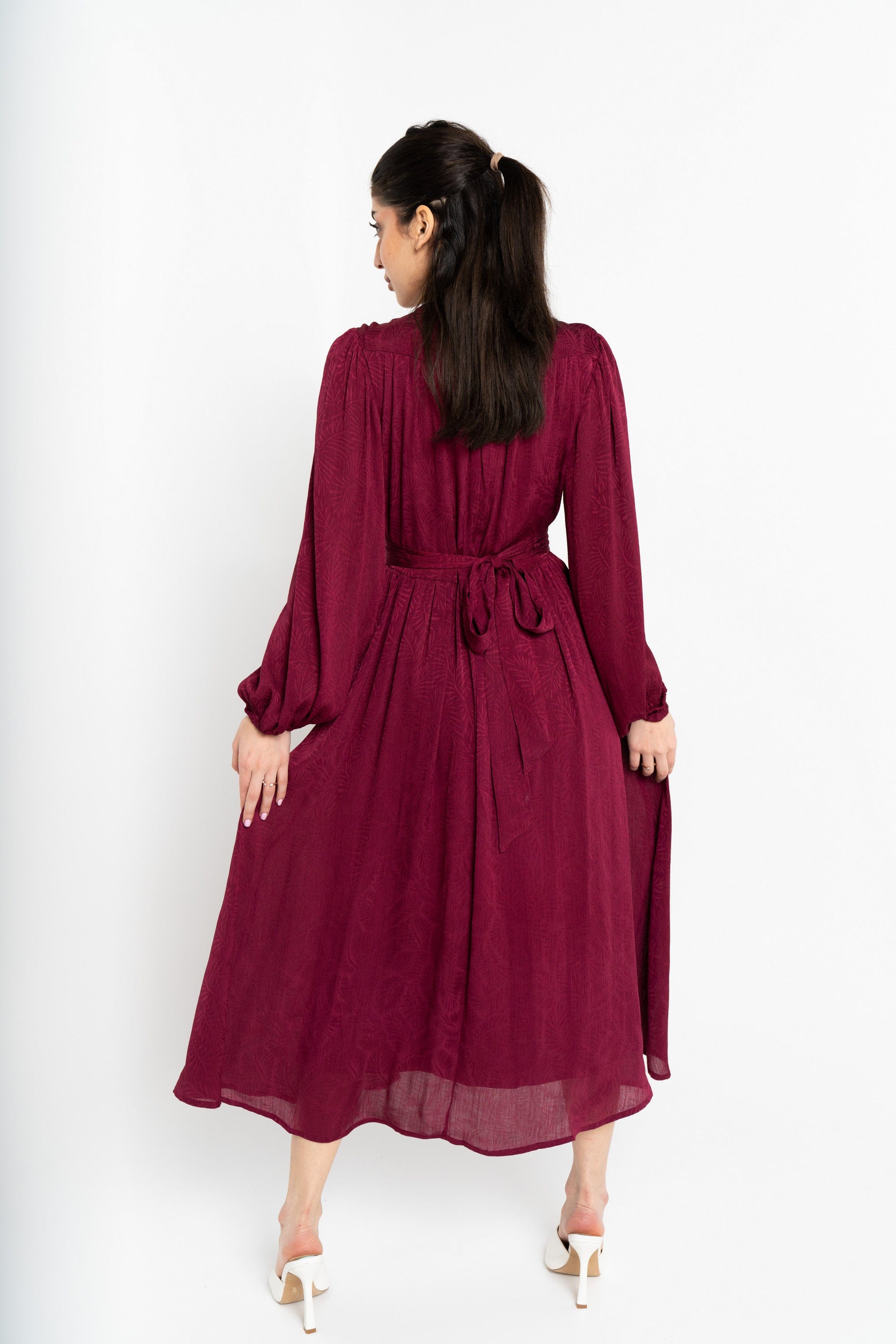 نتشي فستان مخصر سادة كم طويل بفتحة سبعة نسائي