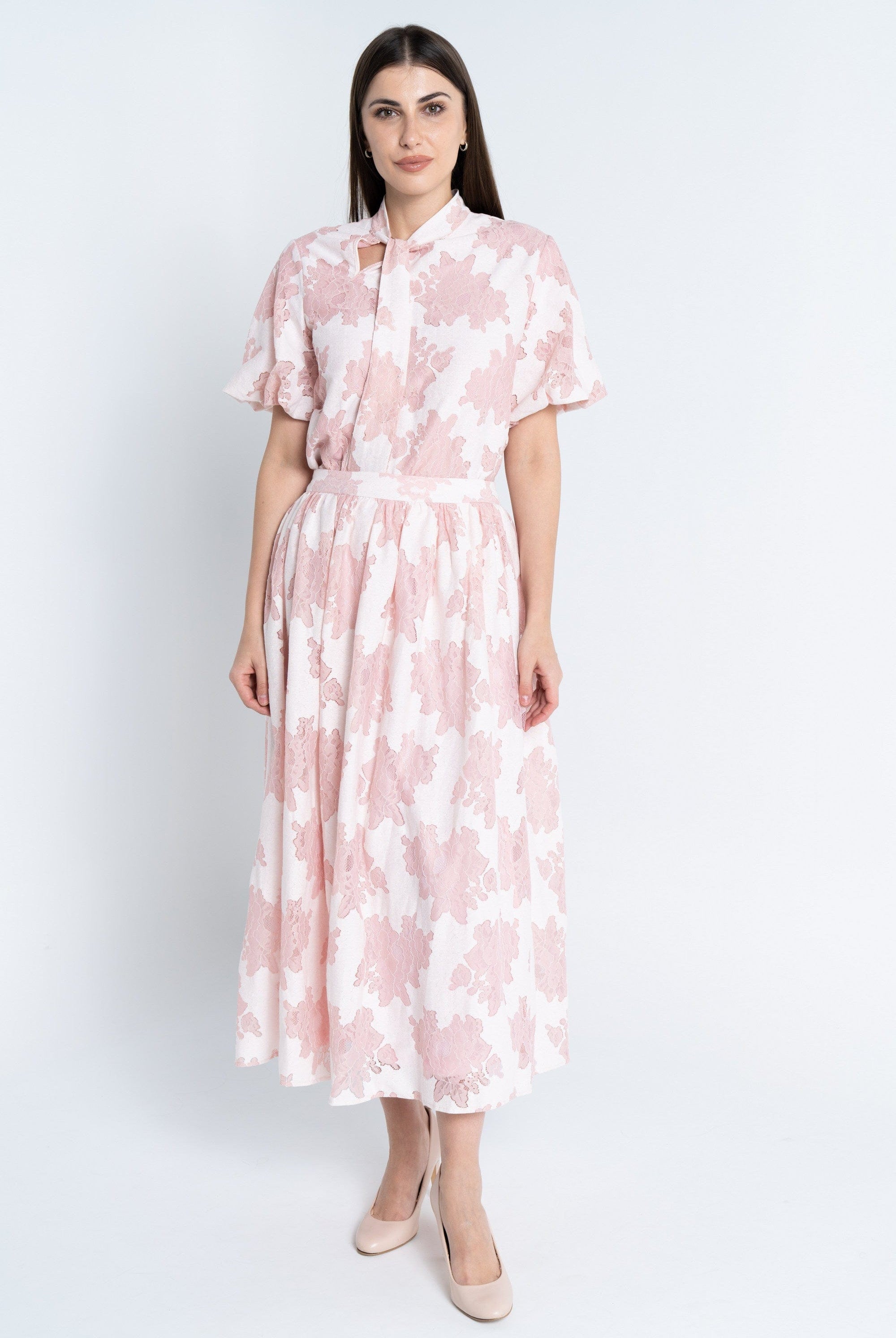 نتشي توب منقوش بربطة عنق طويلة نص كم نسائي وردي