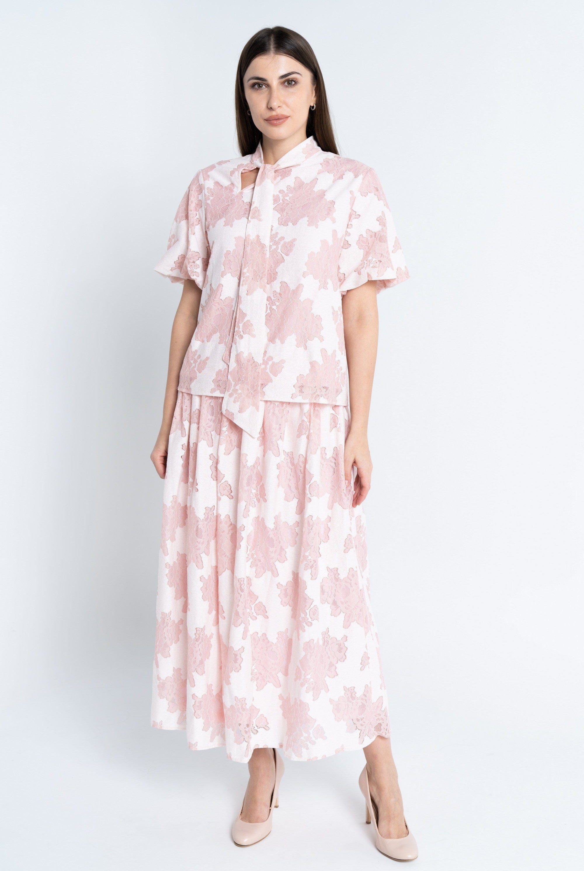 نتشي توب منقوش بربطة عنق طويلة نص كم نسائي وردي