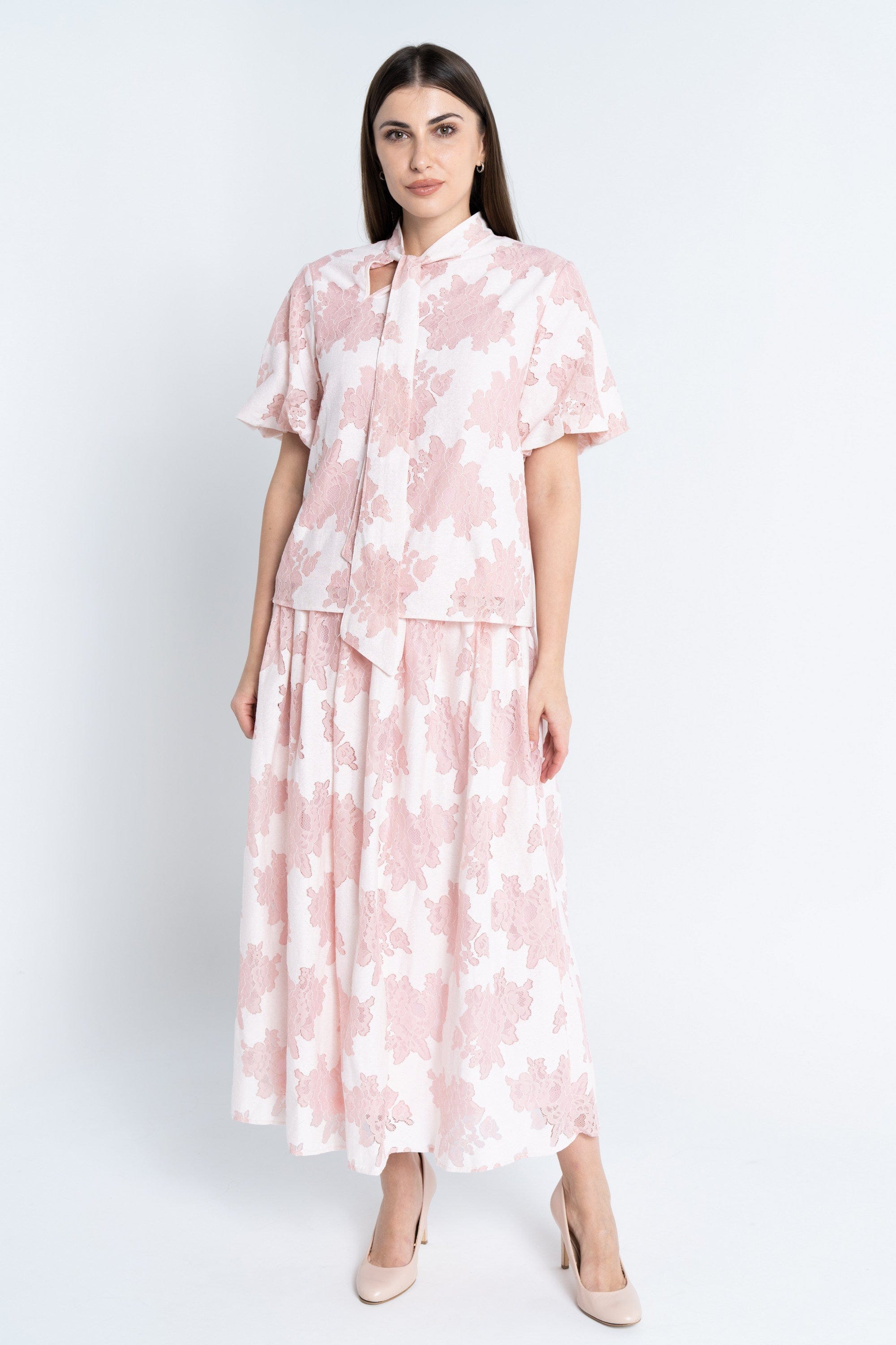 نتشي توب منقوش بربطة عنق طويلة نص كم نسائي وردي