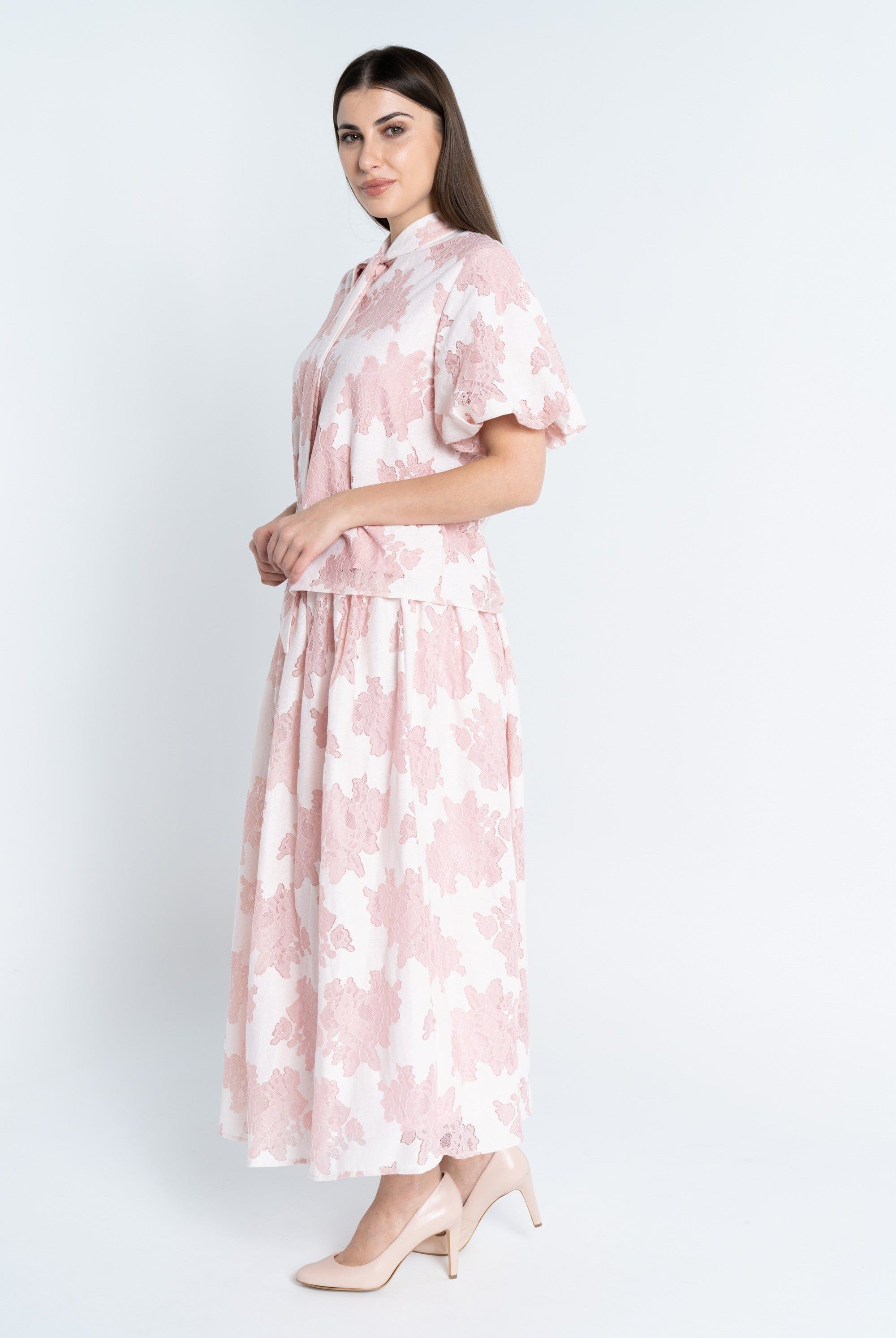 نتشي توب منقوش بربطة عنق طويلة نص كم نسائي وردي