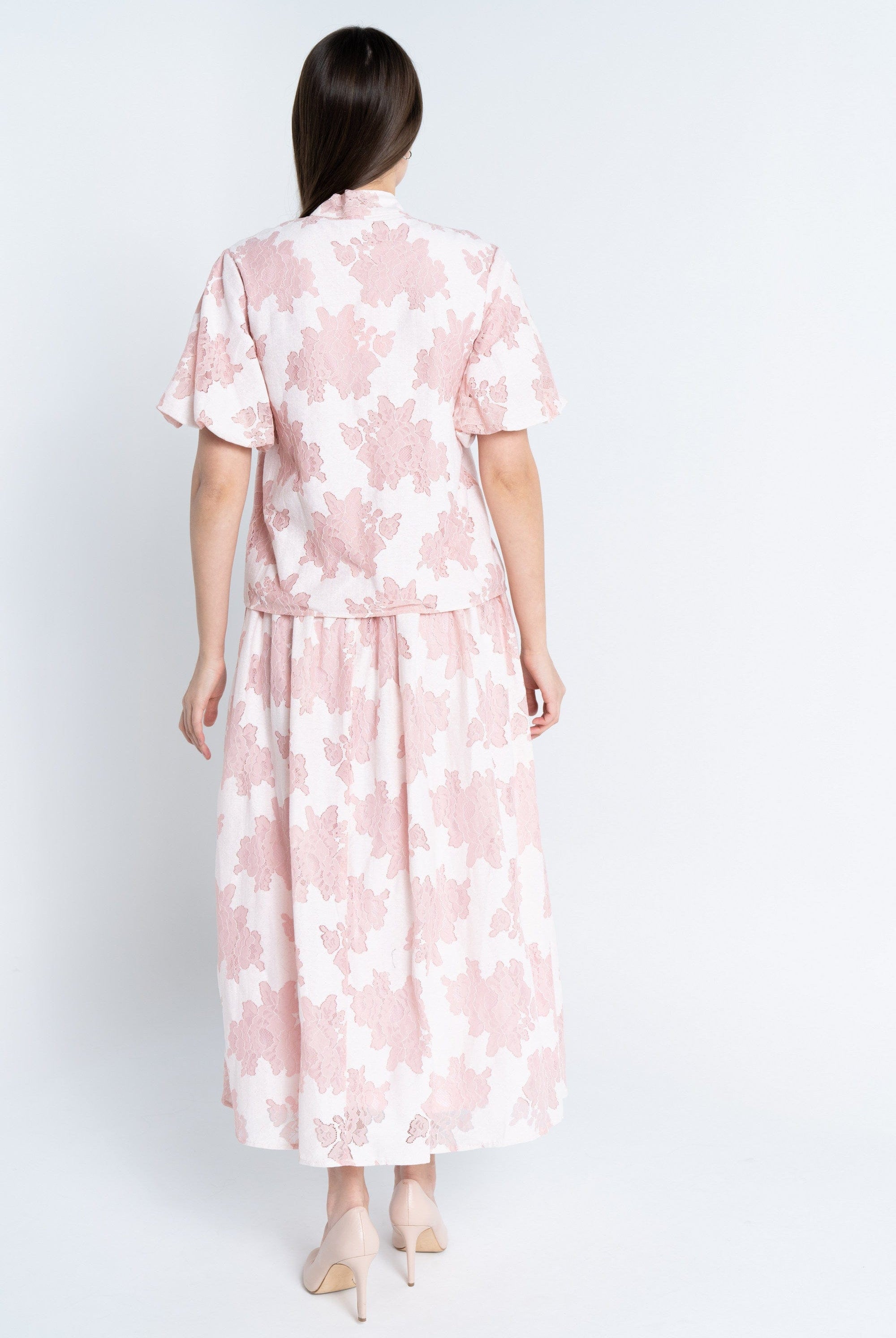 نتشي توب منقوش بربطة عنق طويلة نص كم نسائي وردي