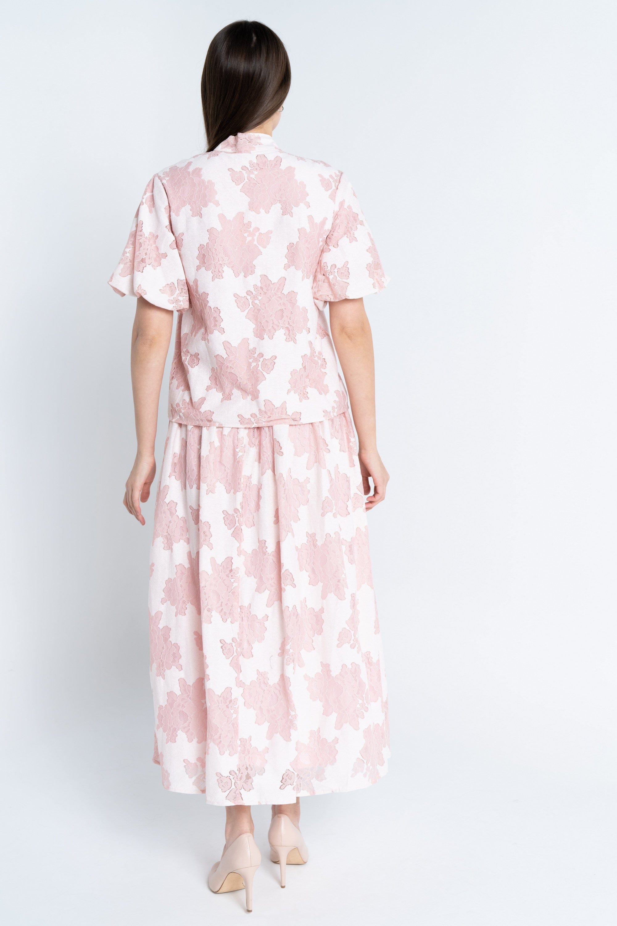 نتشي توب منقوش بربطة عنق طويلة نص كم نسائي وردي