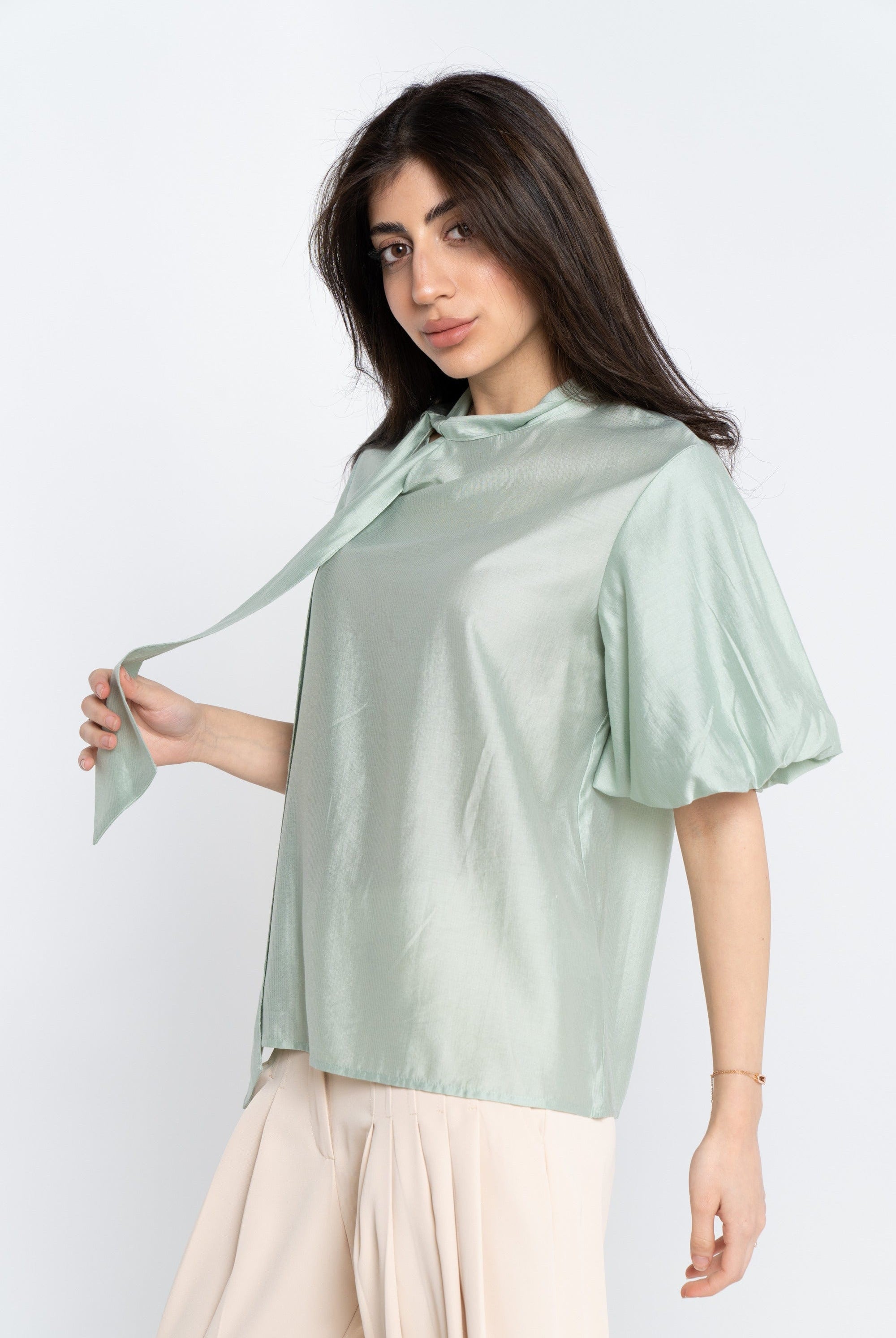 نتشي بلوزة سادة نسائي نص كم بف مع ياقة على شكل فيونكة