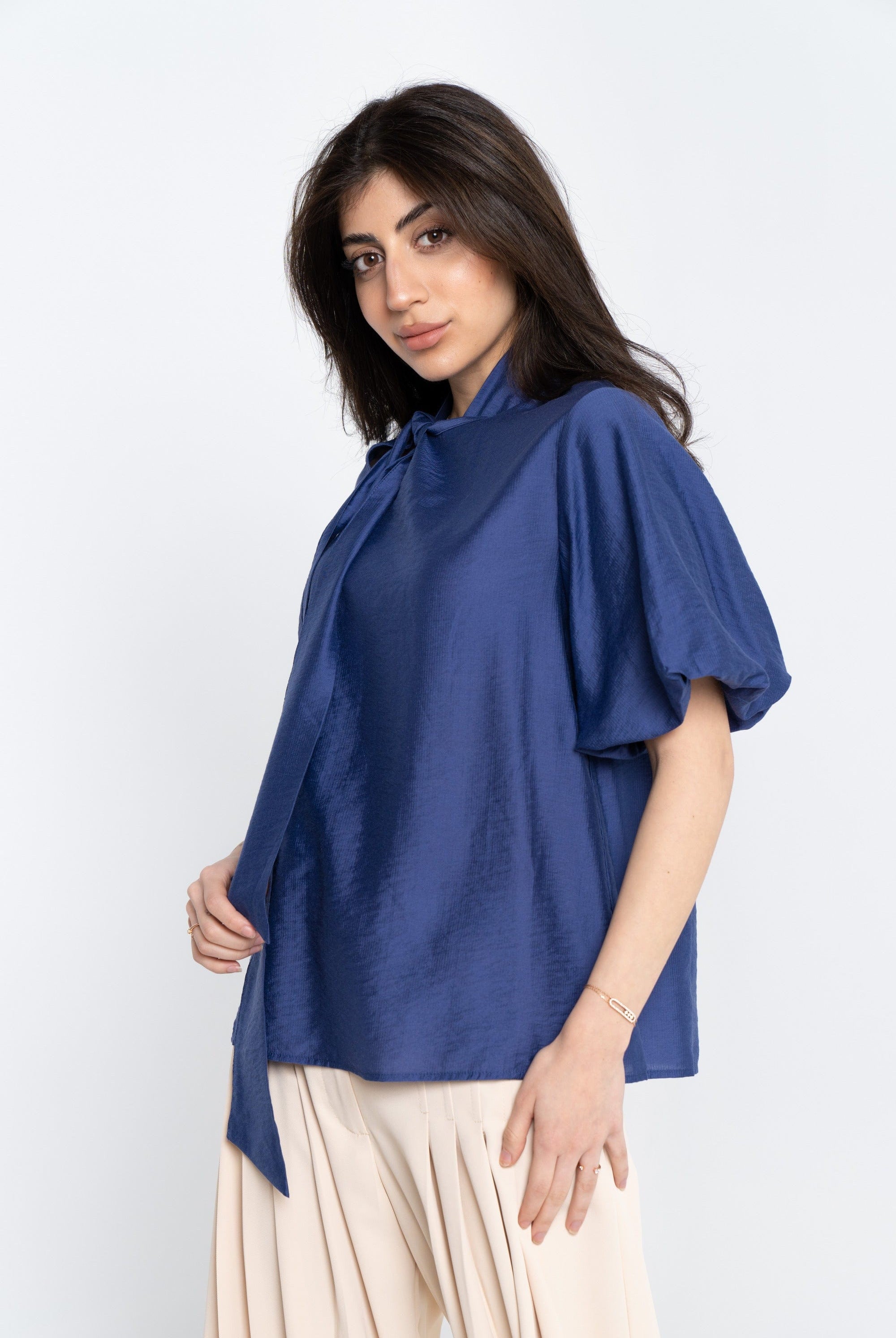 نتشي بلوزة سادة نسائي نص كم بف مع ياقة على شكل فيونكة